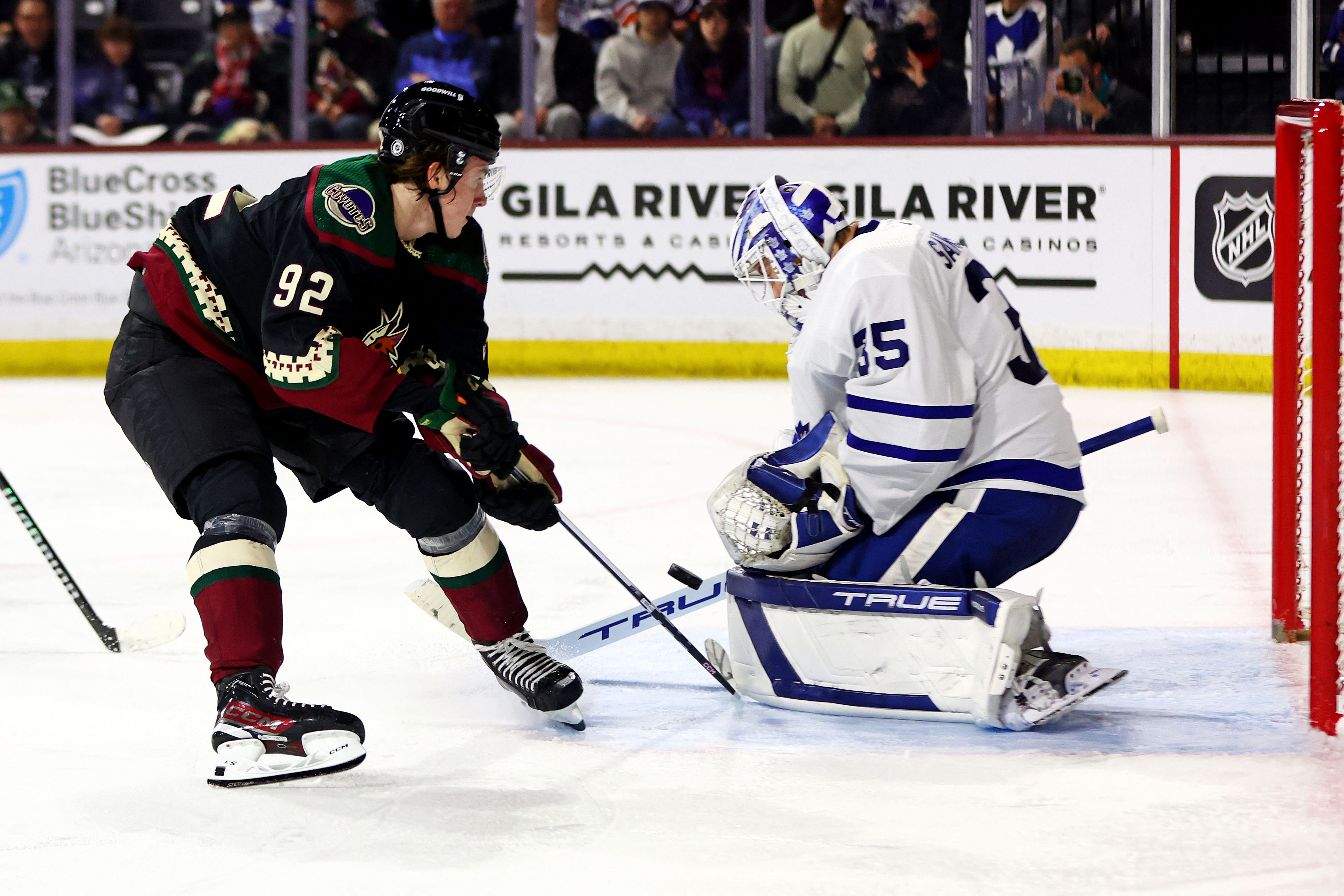 Auston Matthews scores 50th, 51st goals in hometown return to help