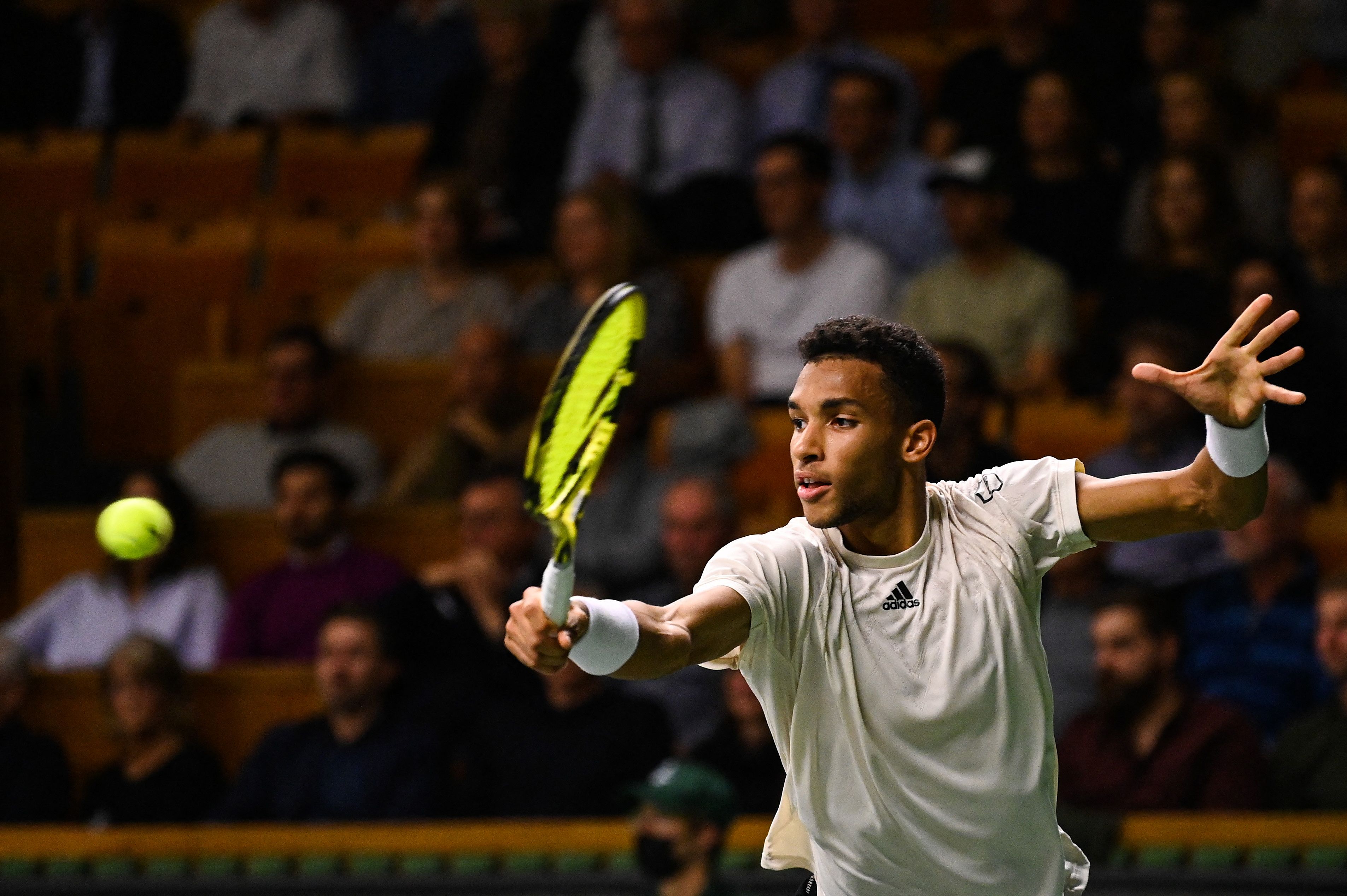 Shapovalov advances to semis at Vienna Open