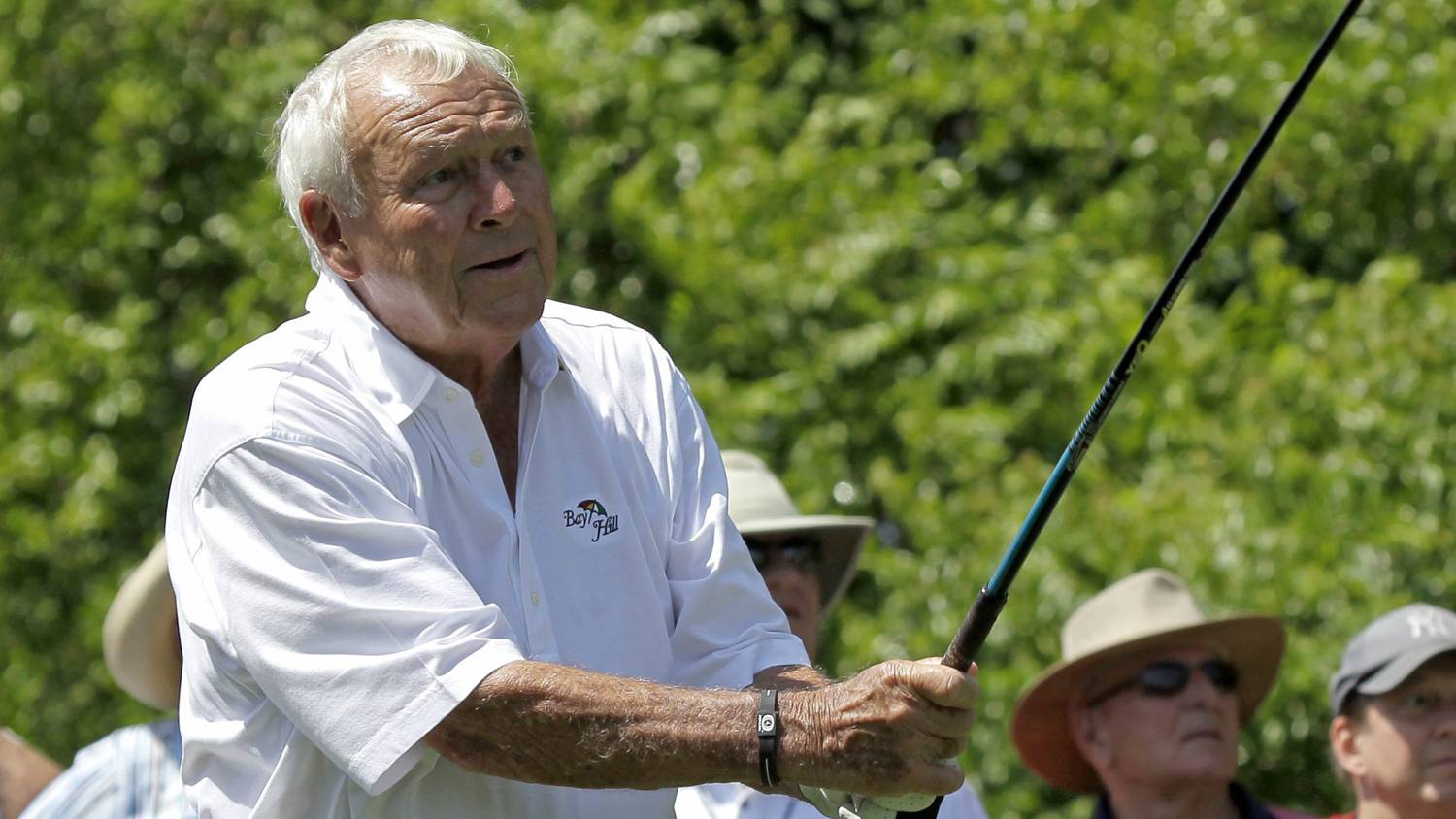 Golfing legend Arnold Palmer, right, signs the back of fellow