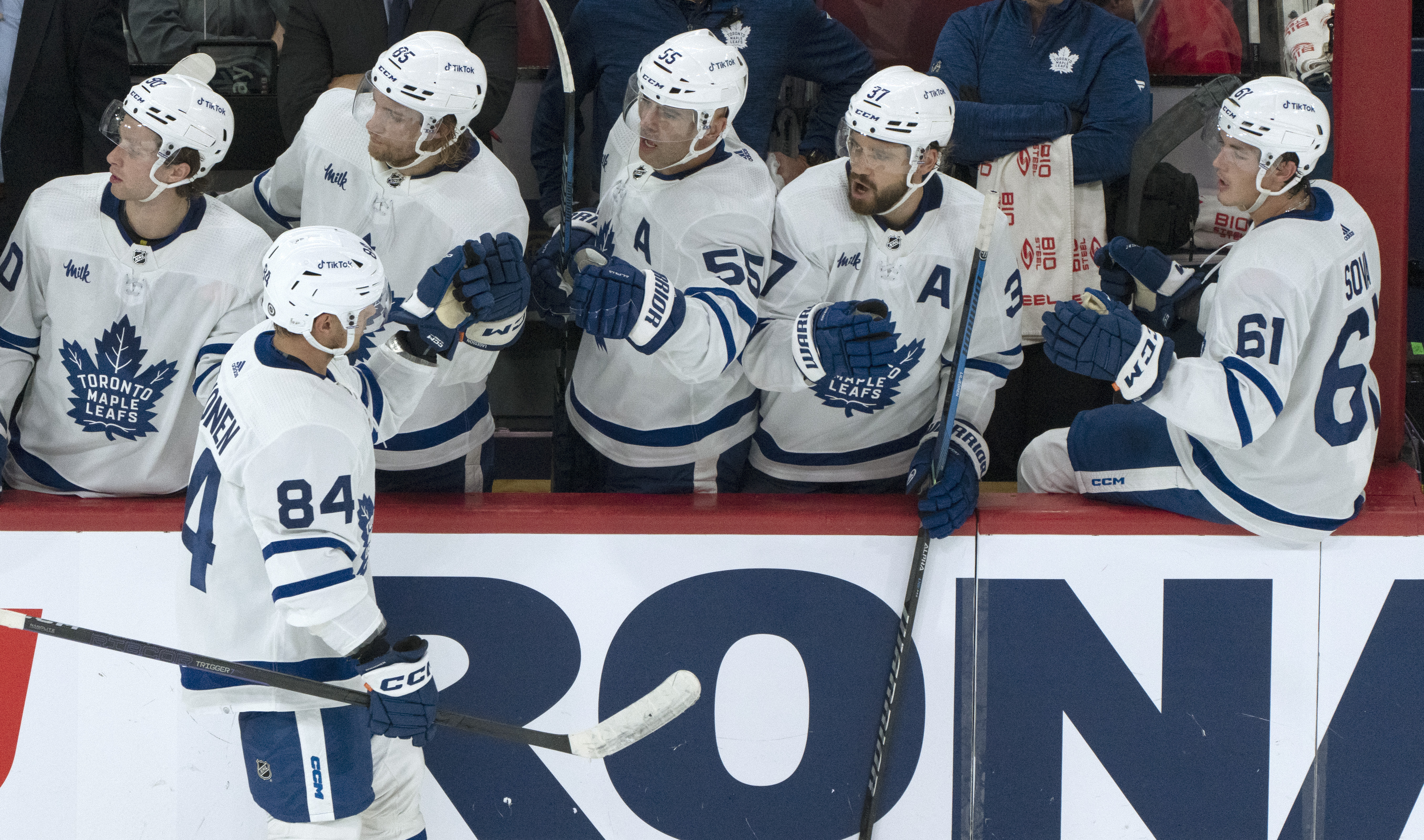 Matthew Knies scores short-handed goal as Maple Leafs edge Canadiens 2-1