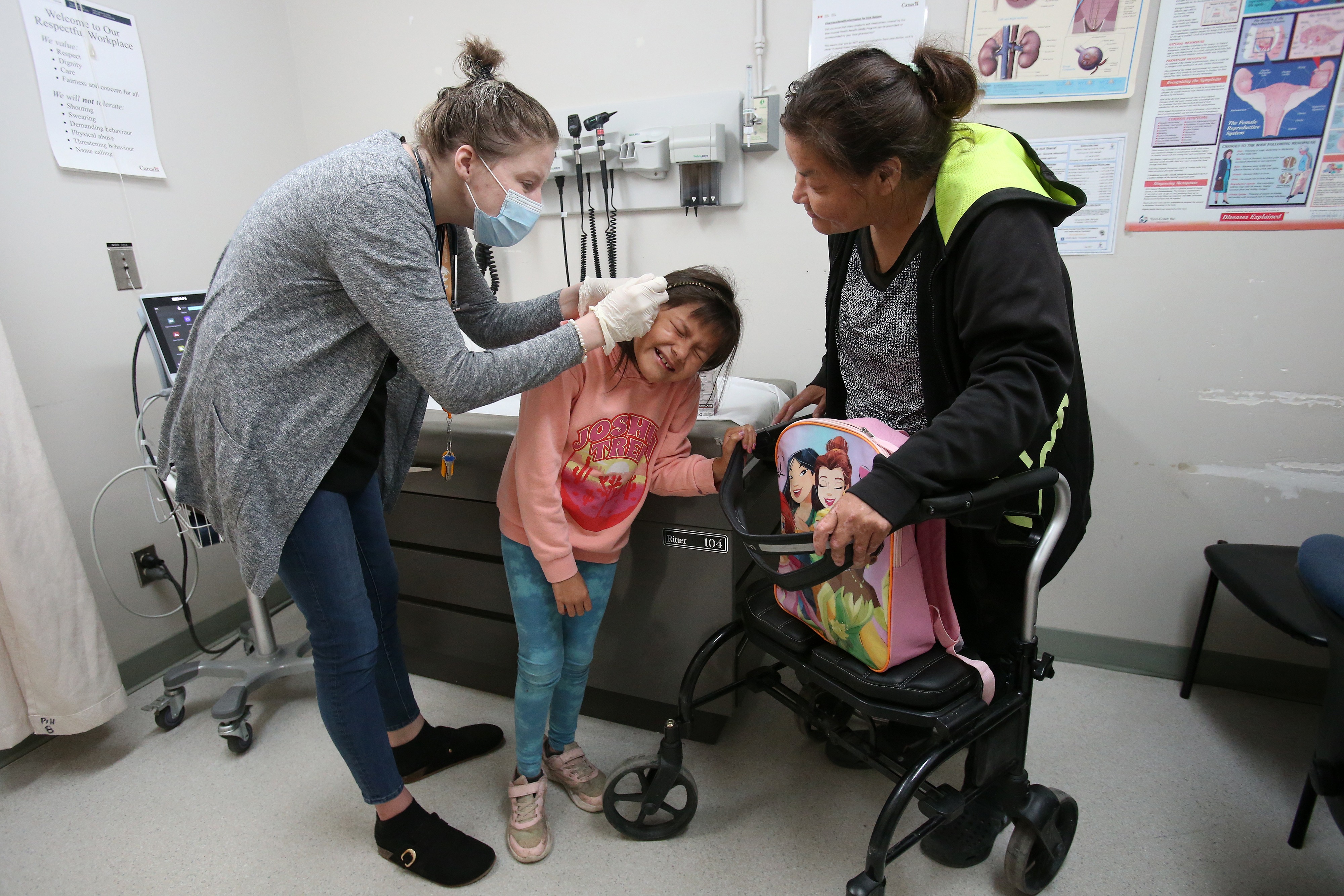 For fly-in doctors of Manitoba, work is far from home but close to the  action - The Globe and Mail