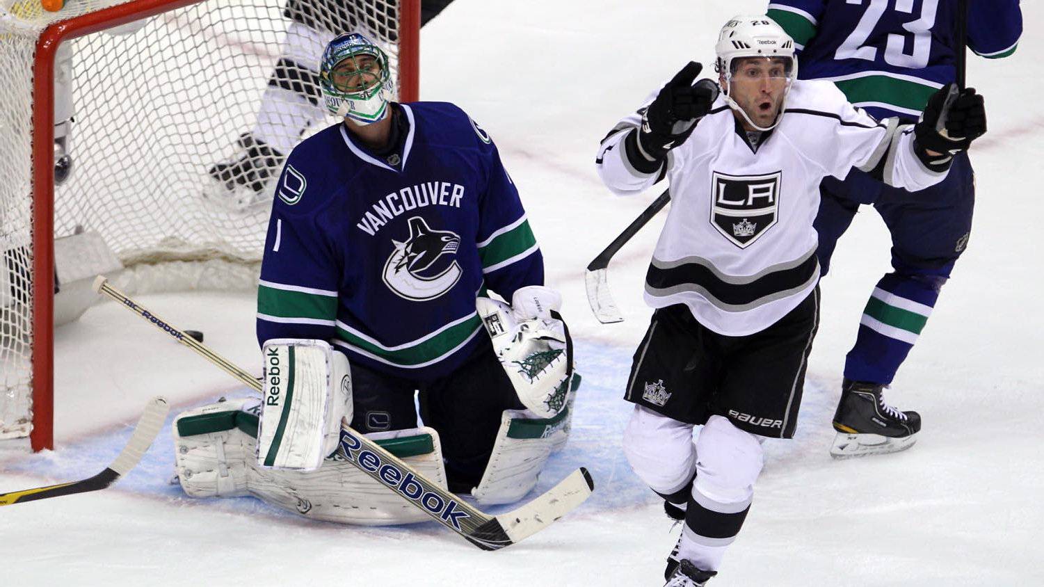 Carter's 2 goals help Kings beat Canucks 5-1