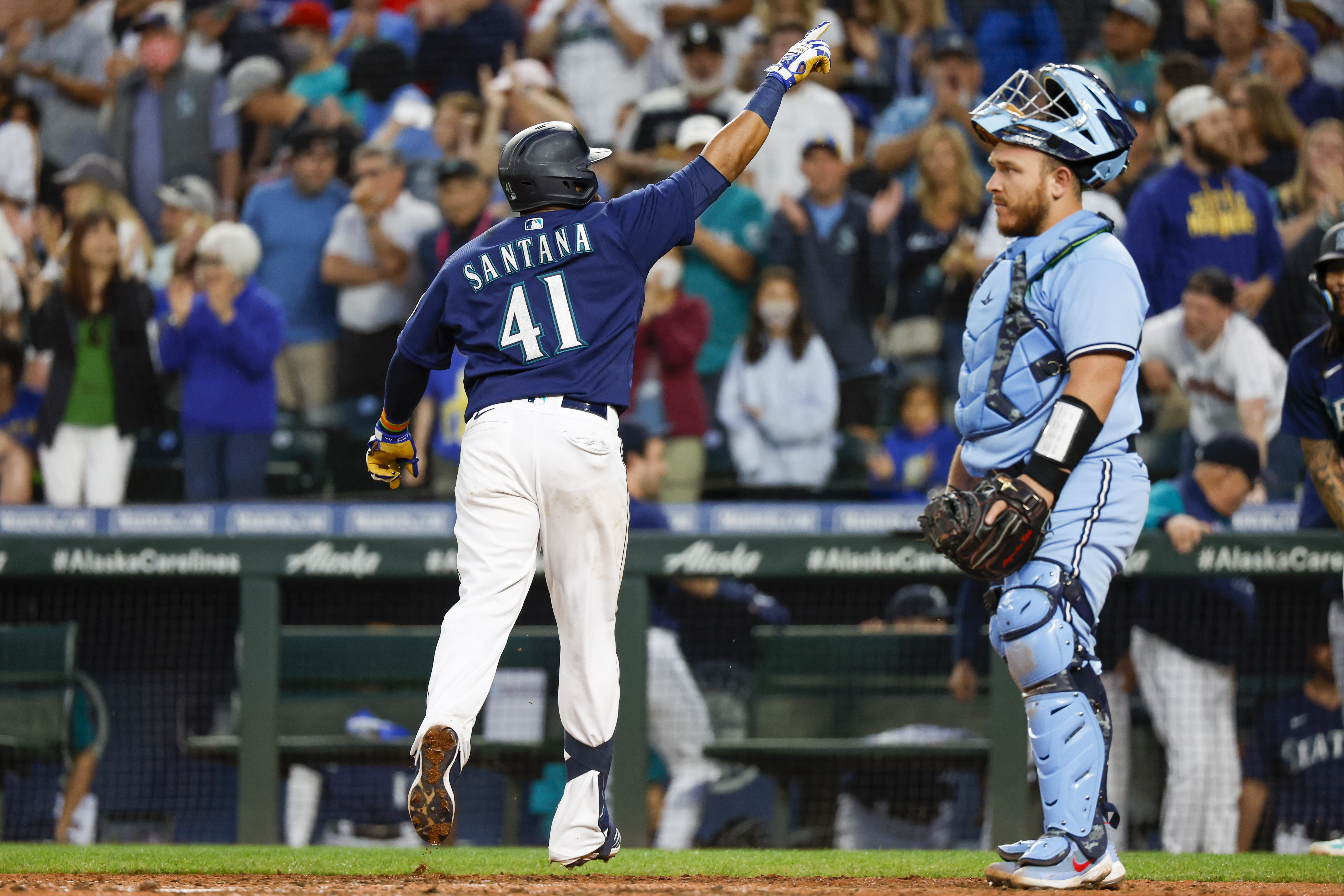 Santana, red-hot Mariners beat Blue Jays 2-1 for 7th straight win