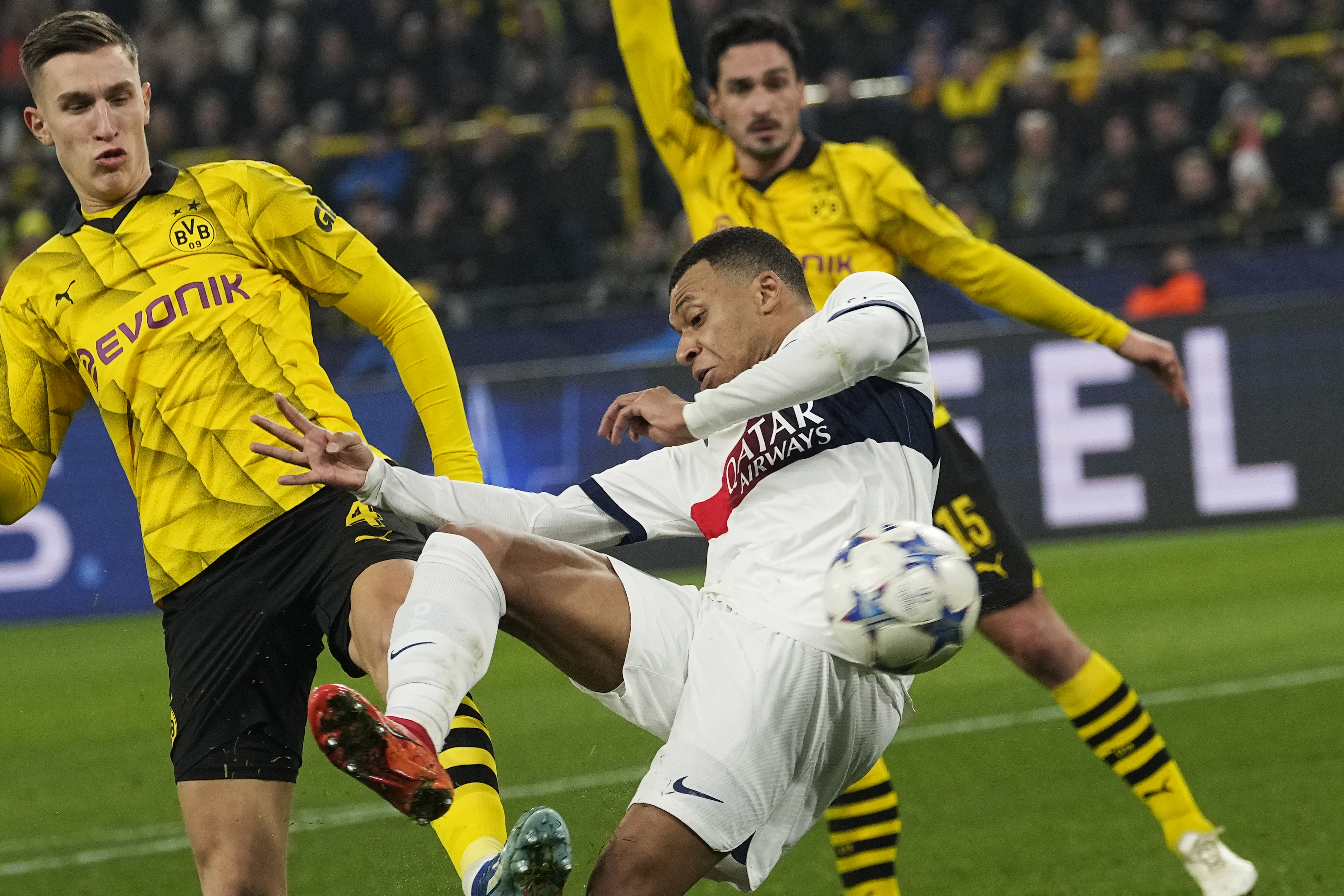 Paris Saint-Germain advances in tense finish to Champions League group.  Porto also into round of 16