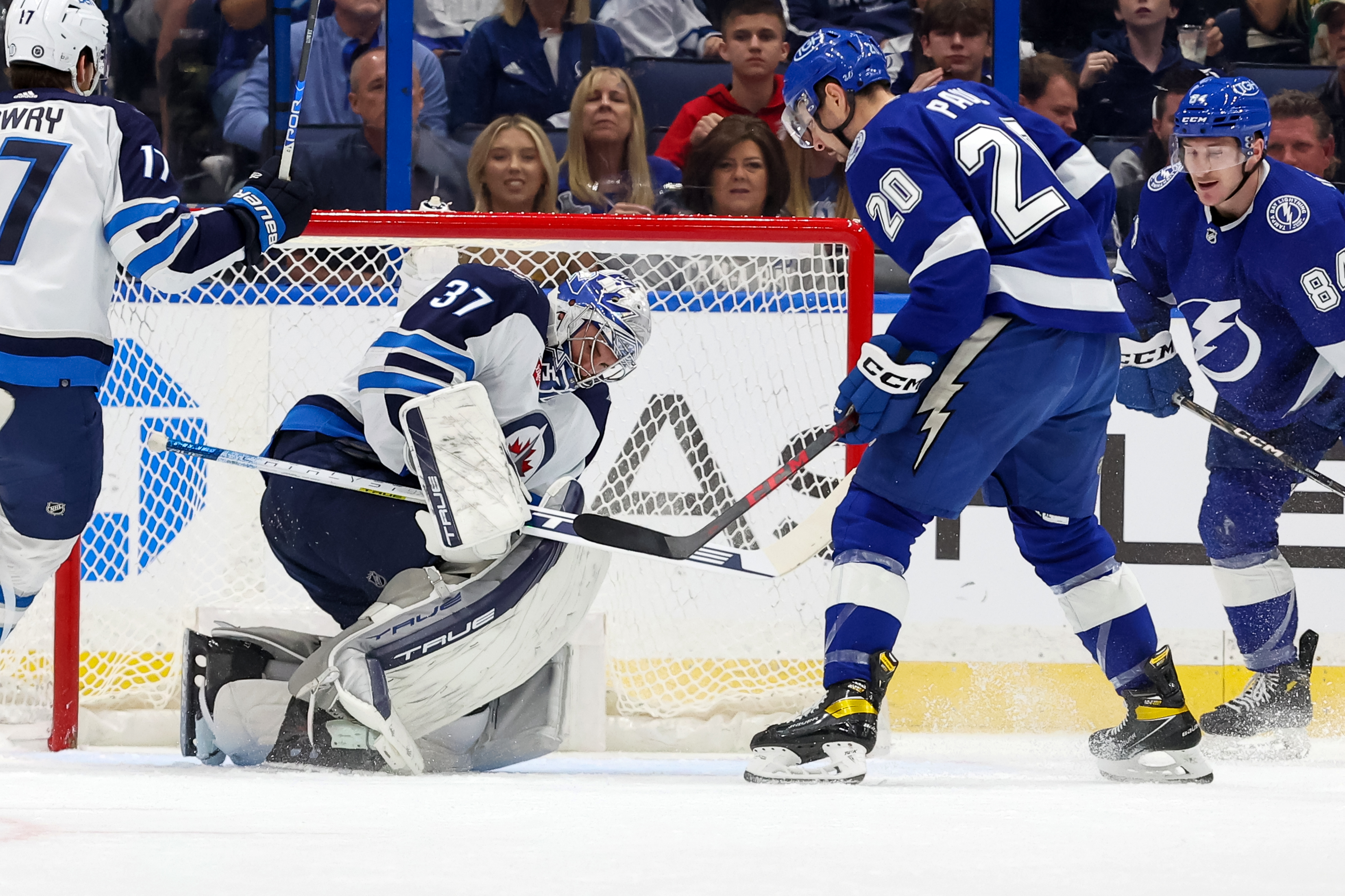 Neiderreiter, Barron score in 2nd, Jets beat Lightning 3-2