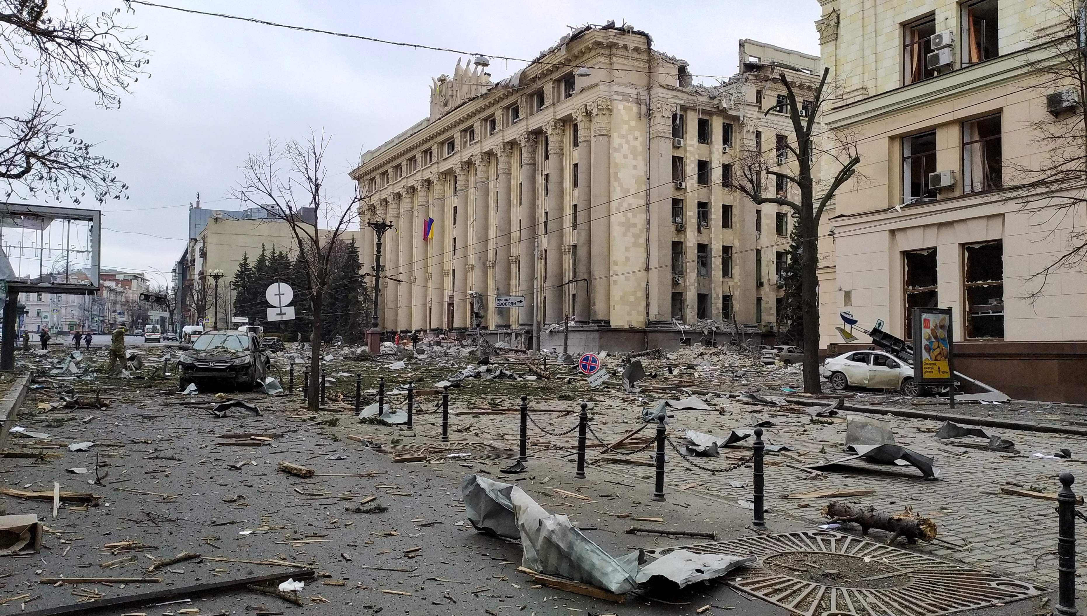 Что разрушили сегодня. Харьков после бомбежки 2022. Харьков до войны. Харьков площадь свободы руины войны 2022.