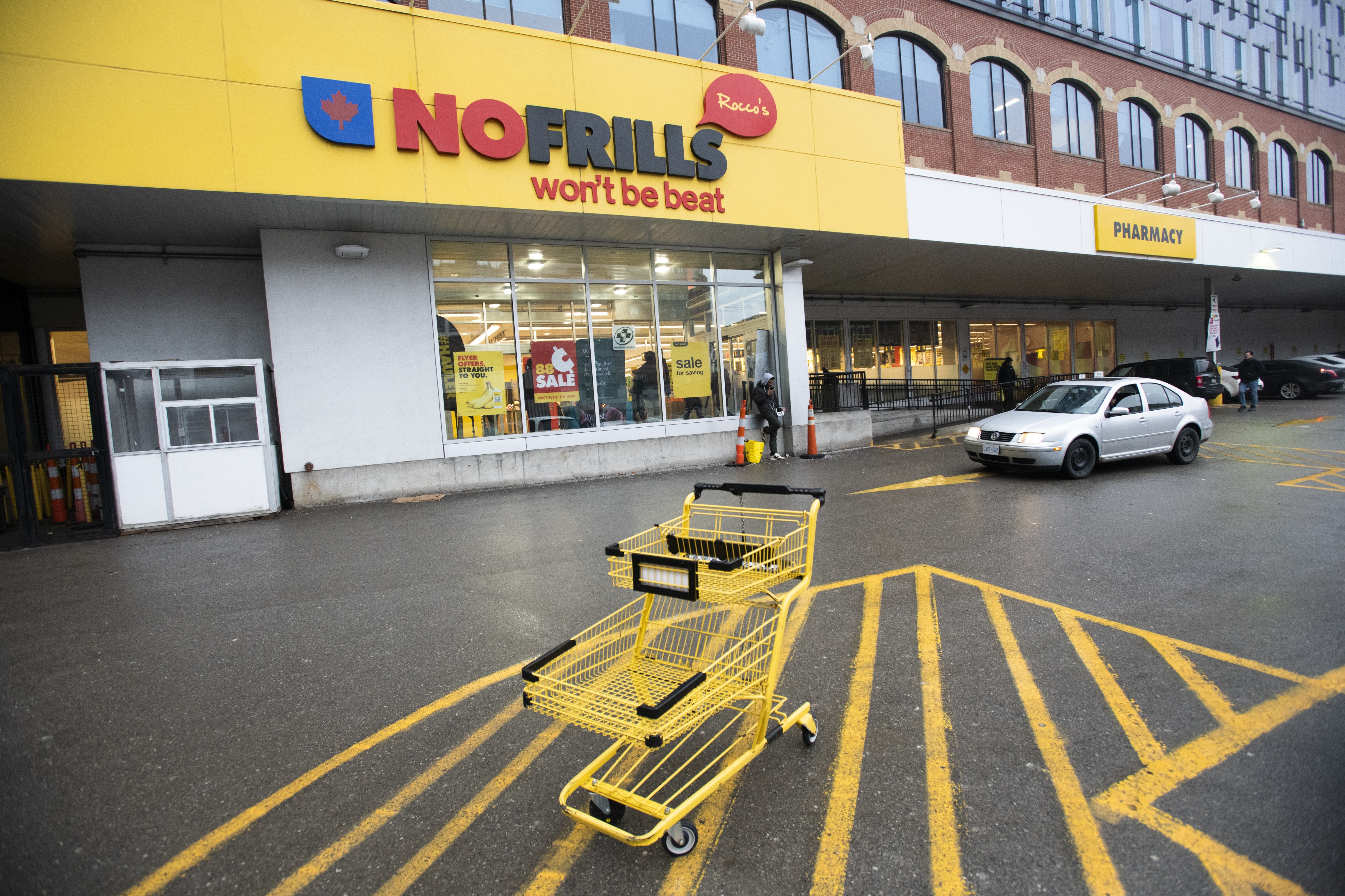 Workers at 17 No Frills stores in Ontario set Monday strike