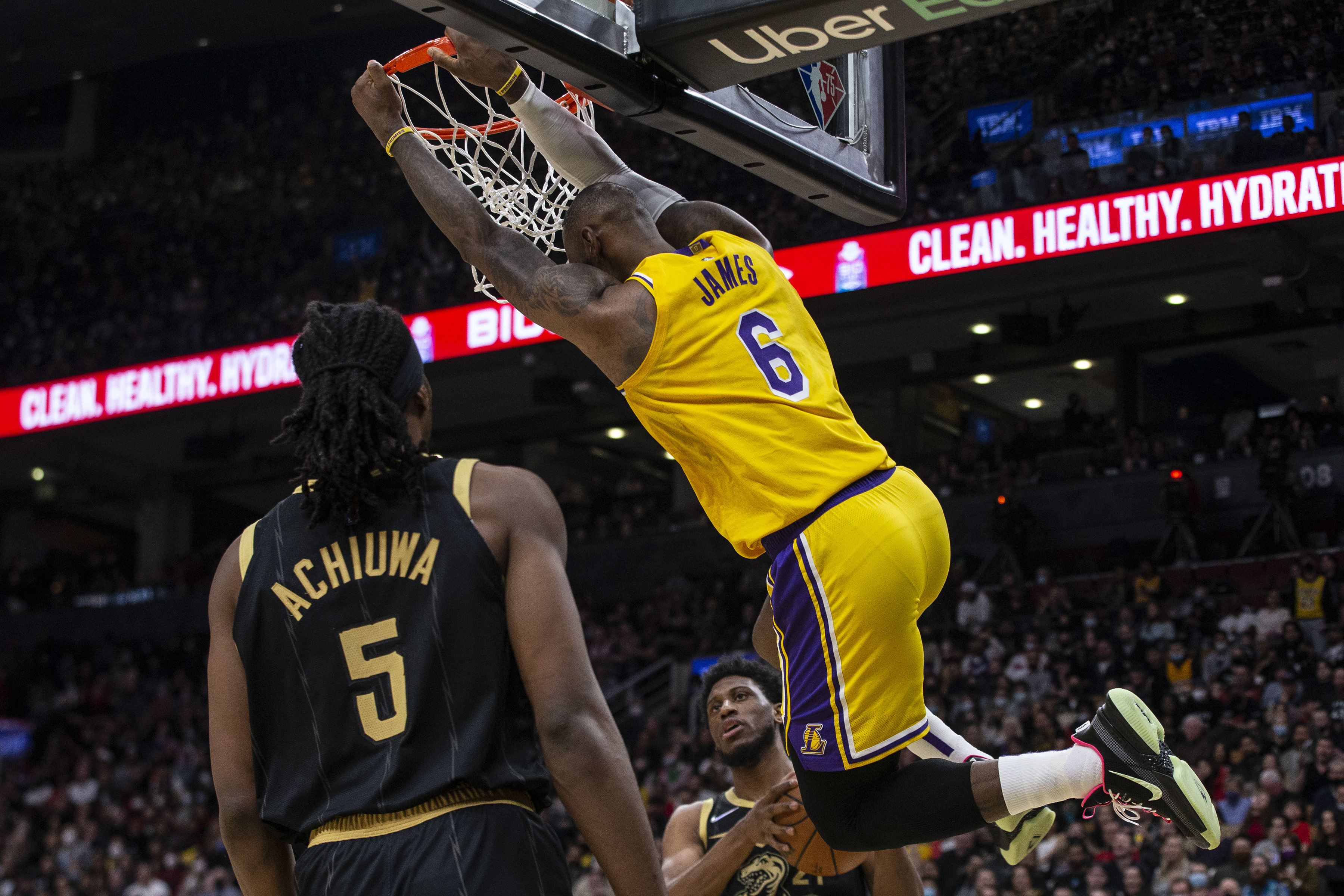 LeBron James Scores 36, Lakers Beat Raptors in OT, Snap 11-Game Road Losing  Streak – NBC Los Angeles