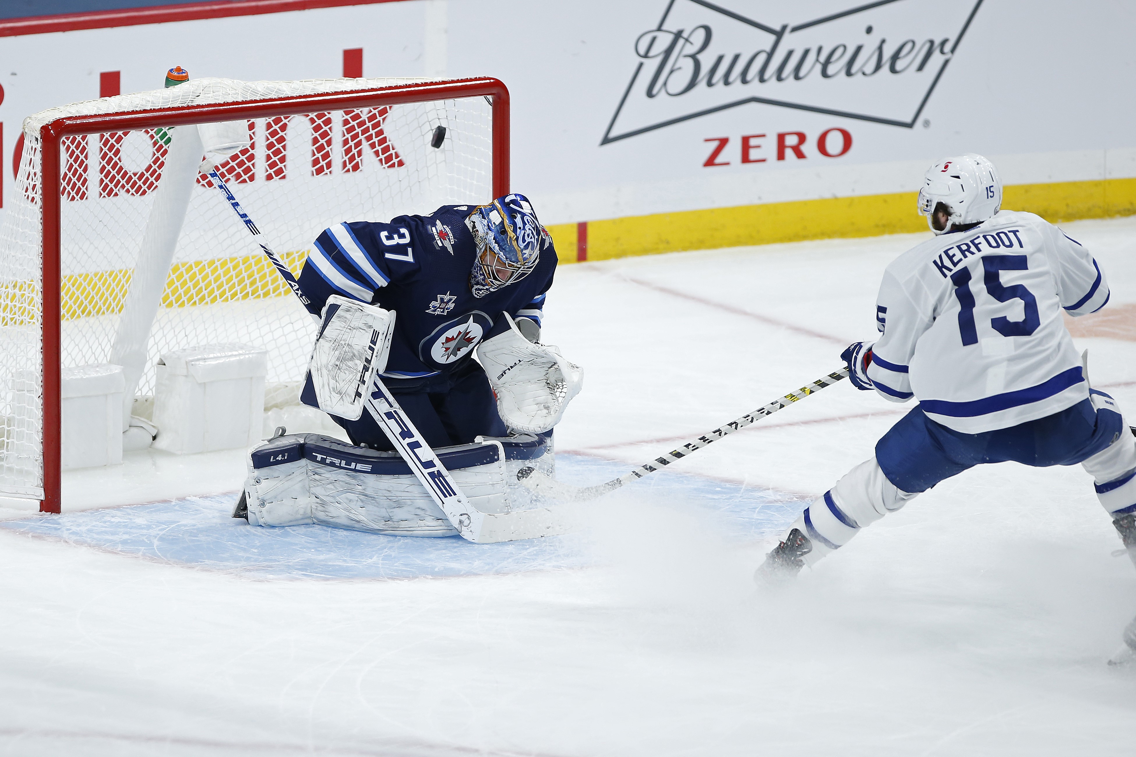 Winnipeg Jets hand Toronto Maple Leafs third straight loss, gain ground in  North Division 