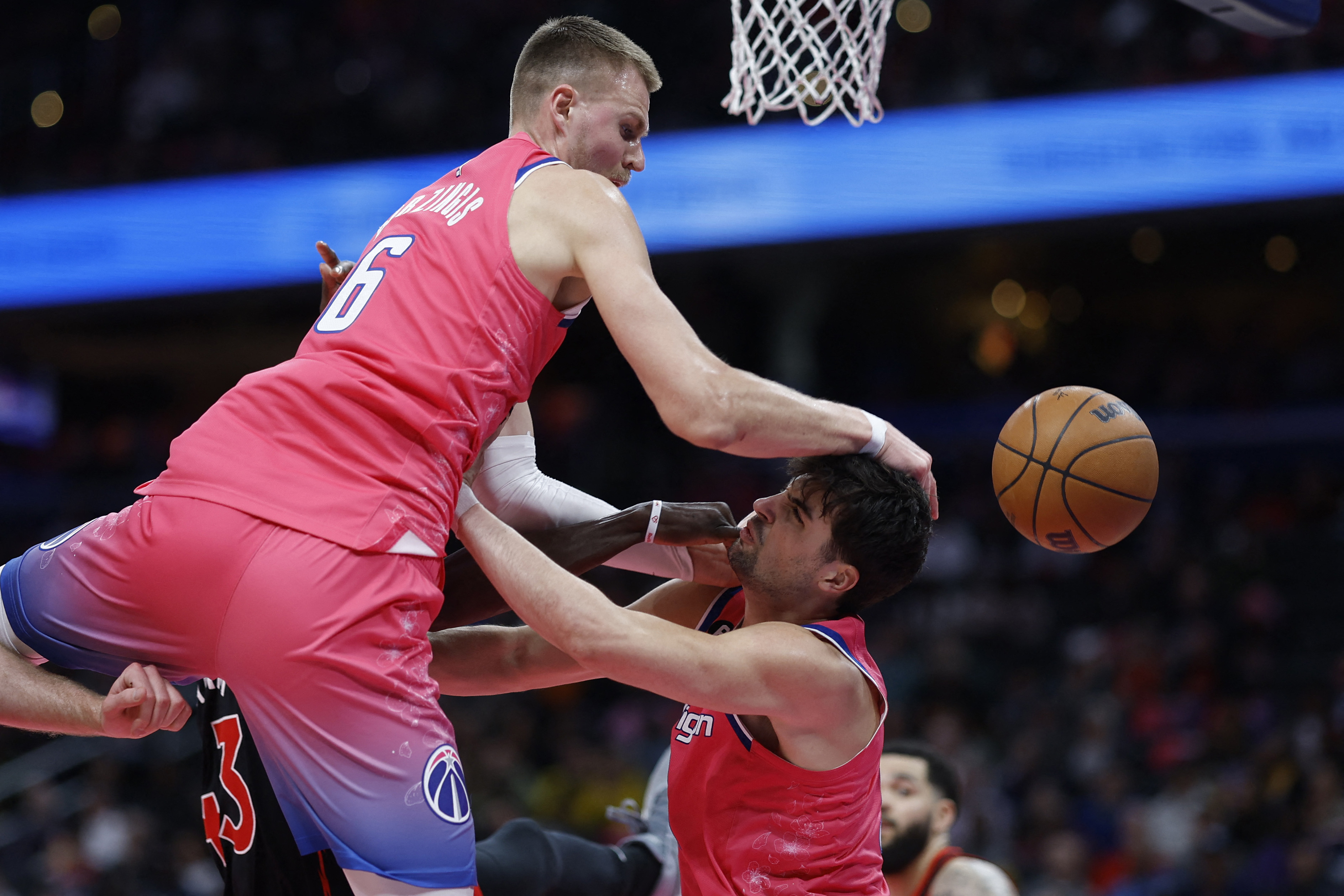 Kuzma scores 30, Wizards beat Raptors to edge closer in East