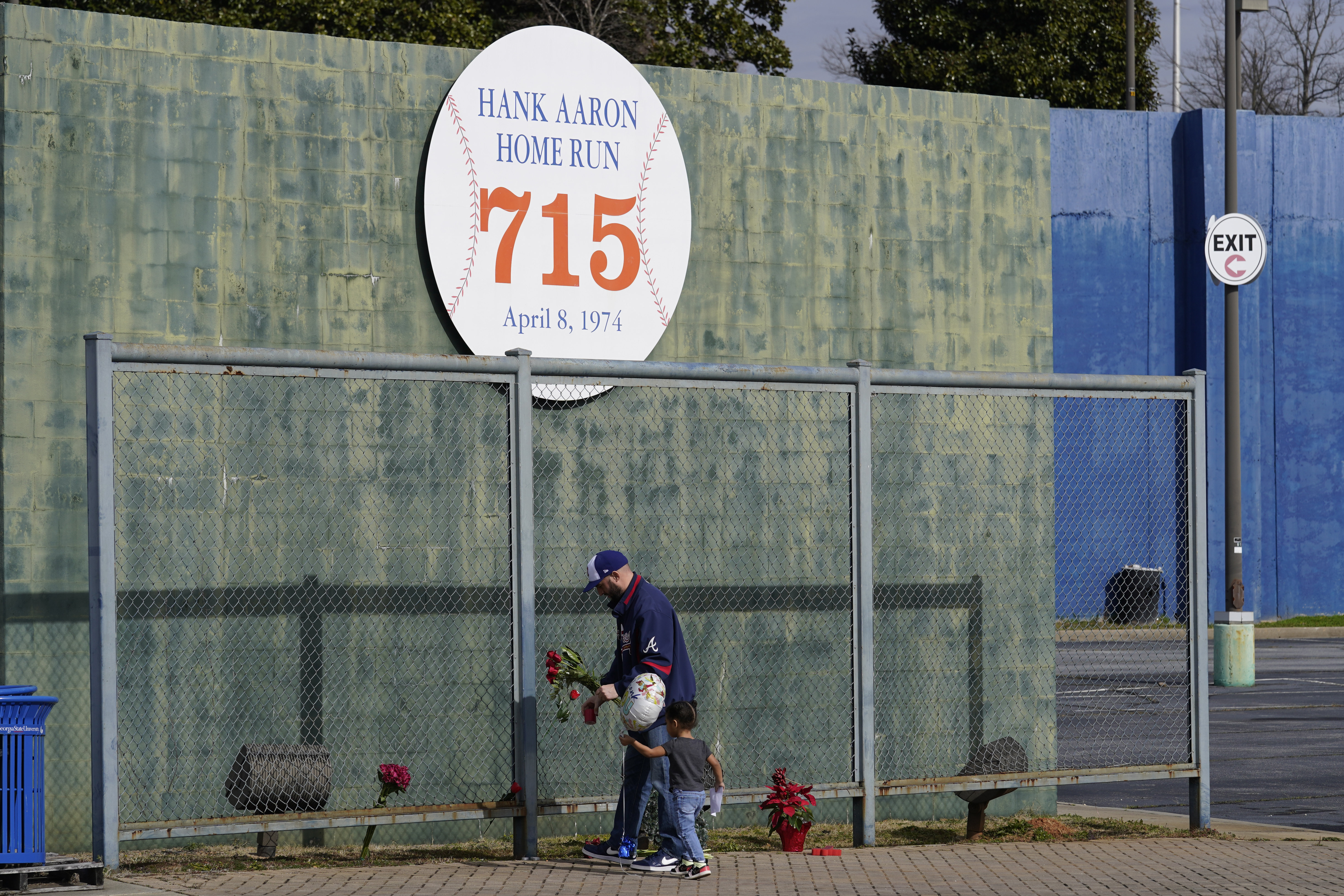 Besting Ruth, beating hate: How Hank Aaron made baseball history