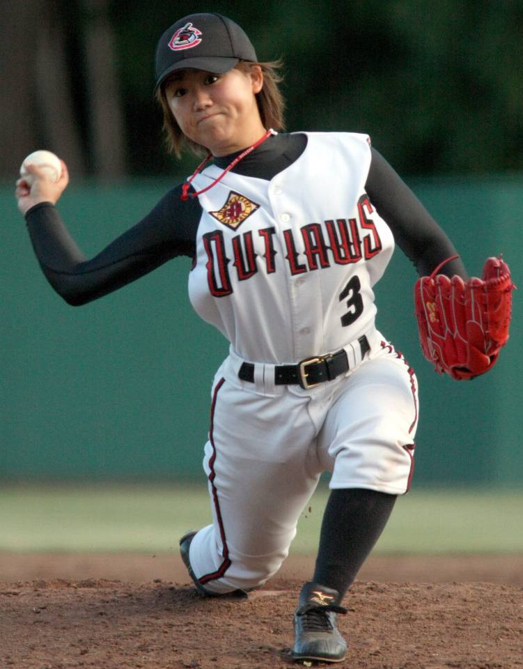 Japanese pitcher Eri Yoshida brings knuckleball to upstate New York 