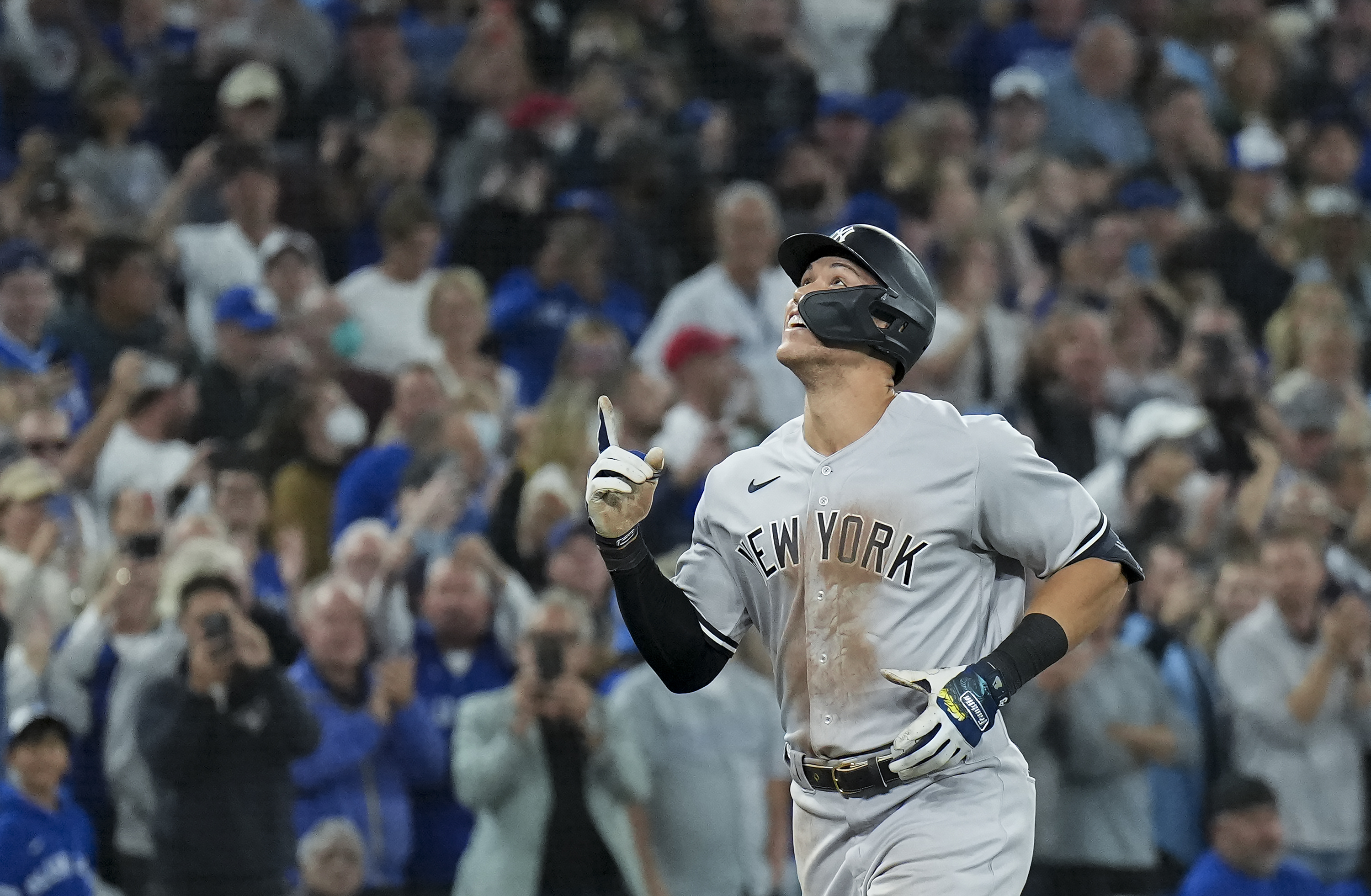 Yankees beat Blue Jays to clinch AL East; Judge stays at 60