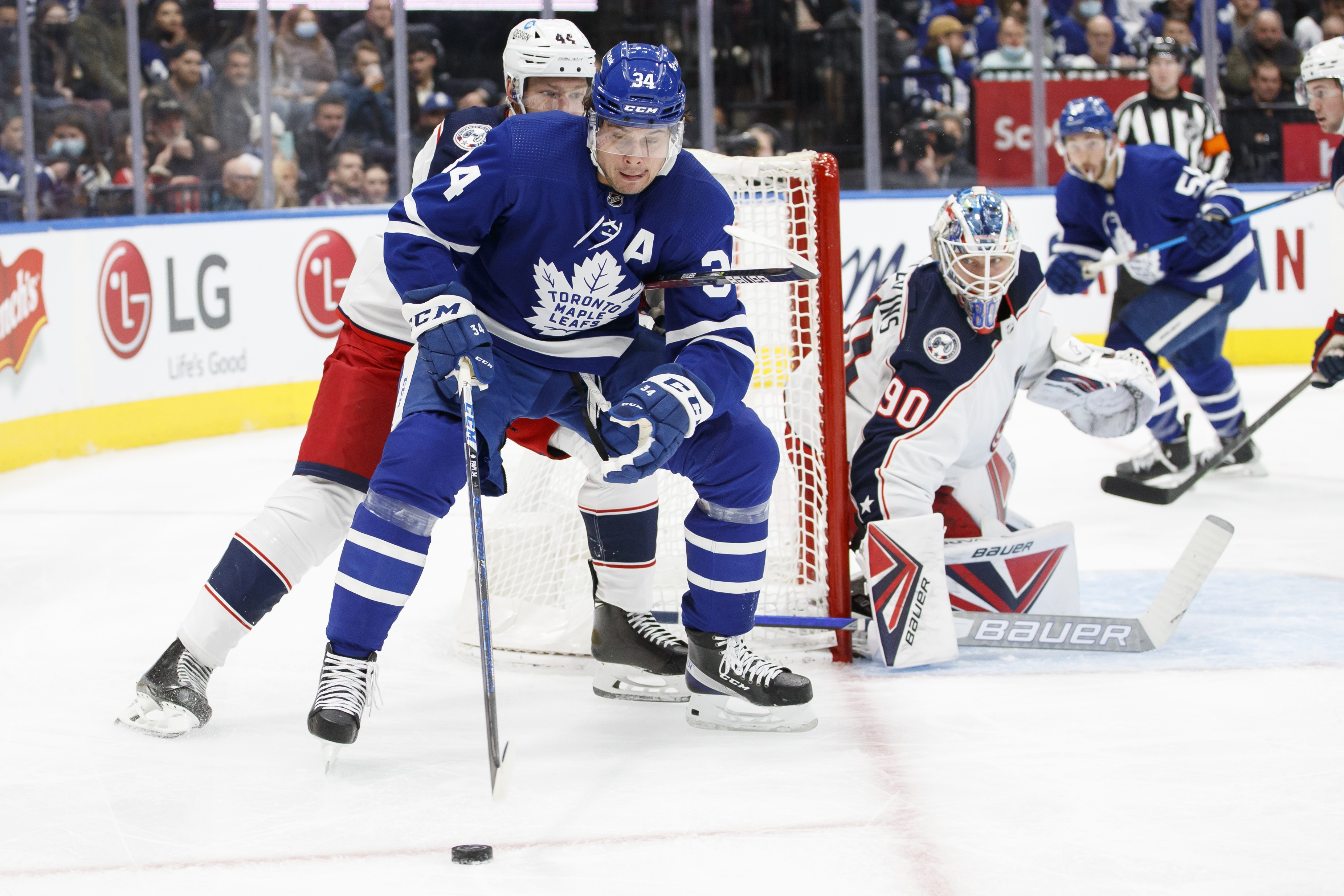 Maple Leafs' Auston Matthews leaves game with shoulder injury