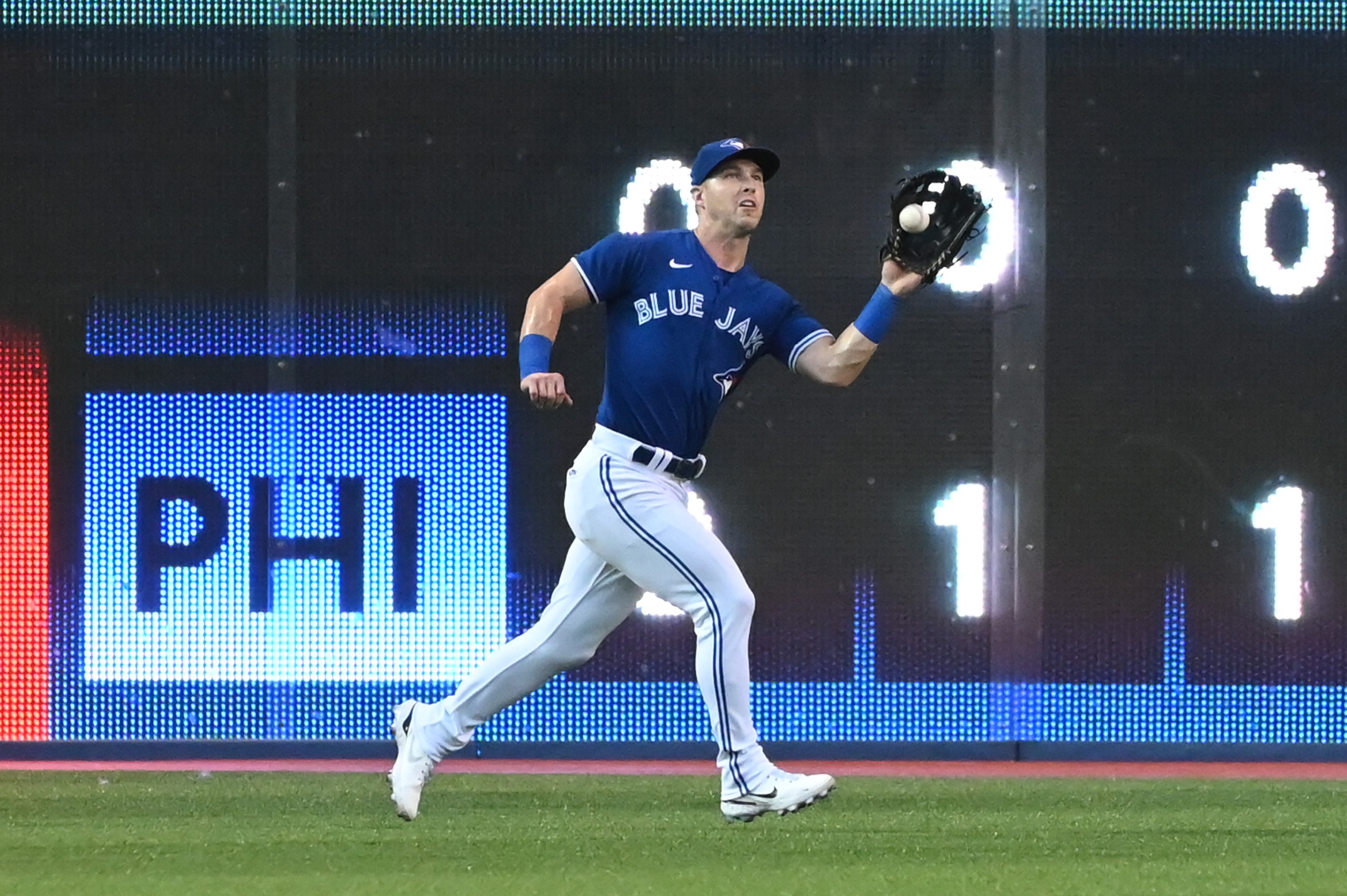 Ray fans 14, Kirk gets winning hit, Jays beat White Sox 3-1