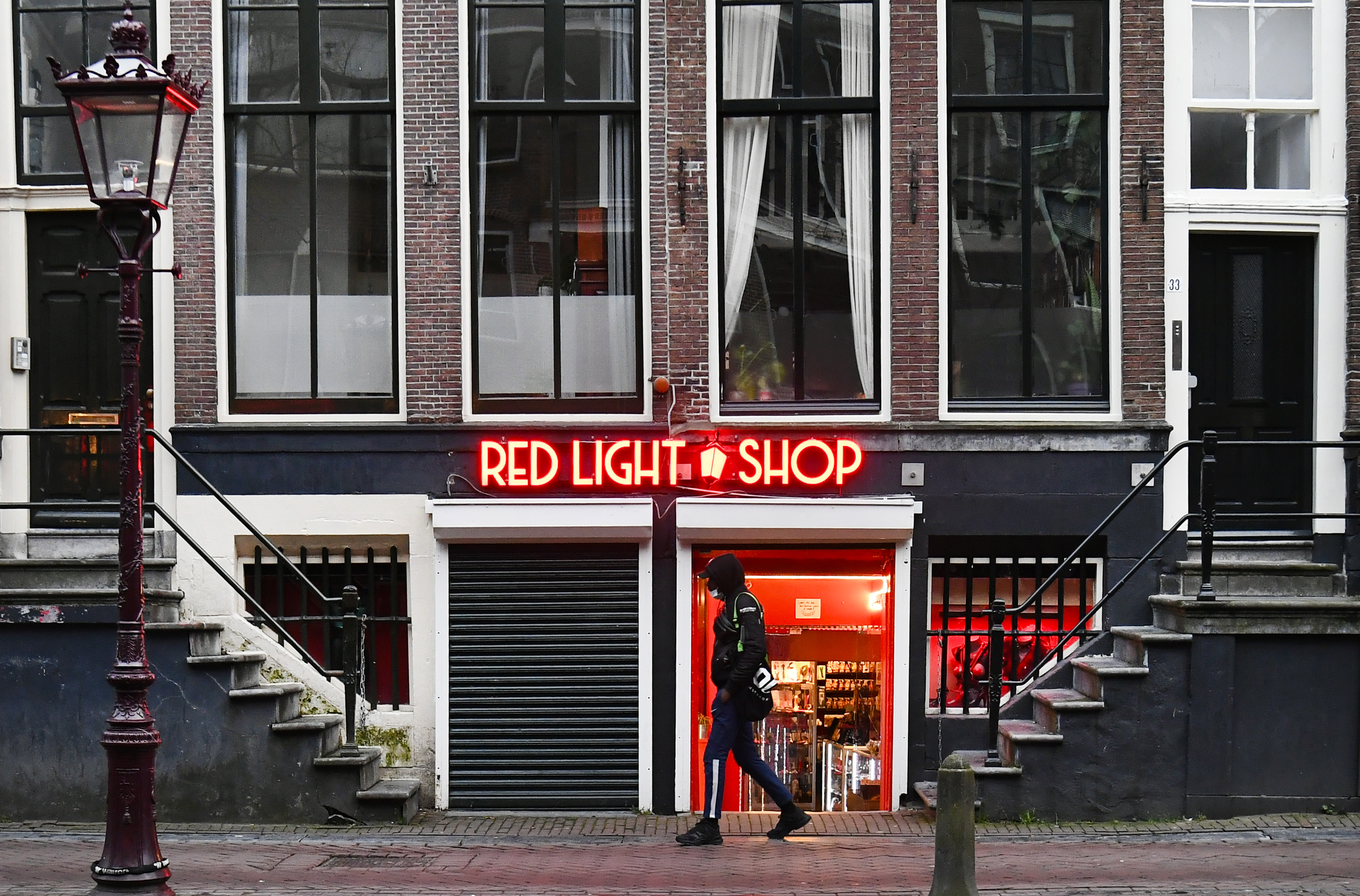 Skinne middag Besættelse Amsterdam aims to give red-light districts a different hue by moving sex  workers to 'erotic centre' - The Globe and Mail