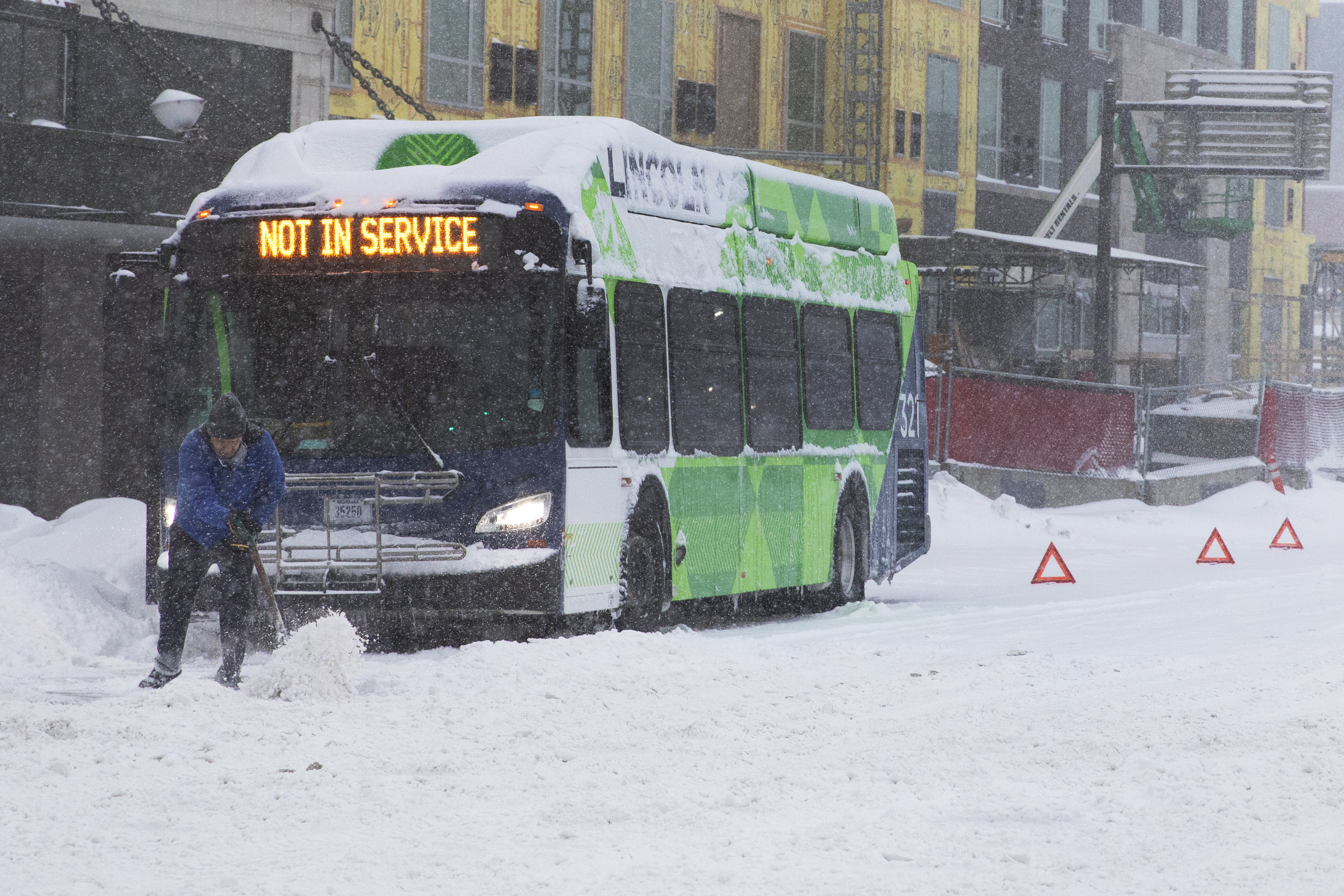 Historic' snow blankets parts of Midwest, disrupts travel