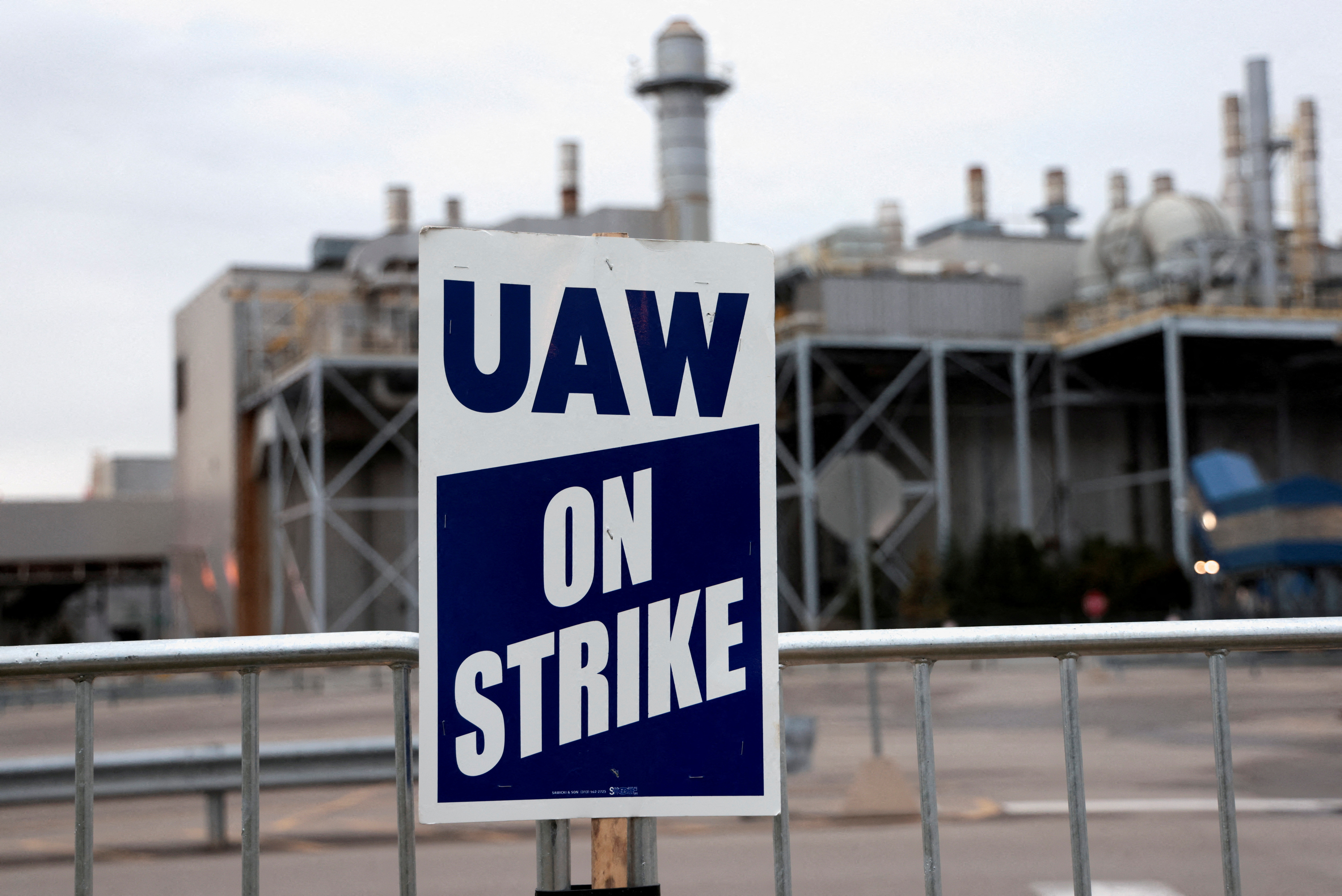 GM workers become first of Detroit Three automakers to approve labour deal  with UAW - The Globe and Mail