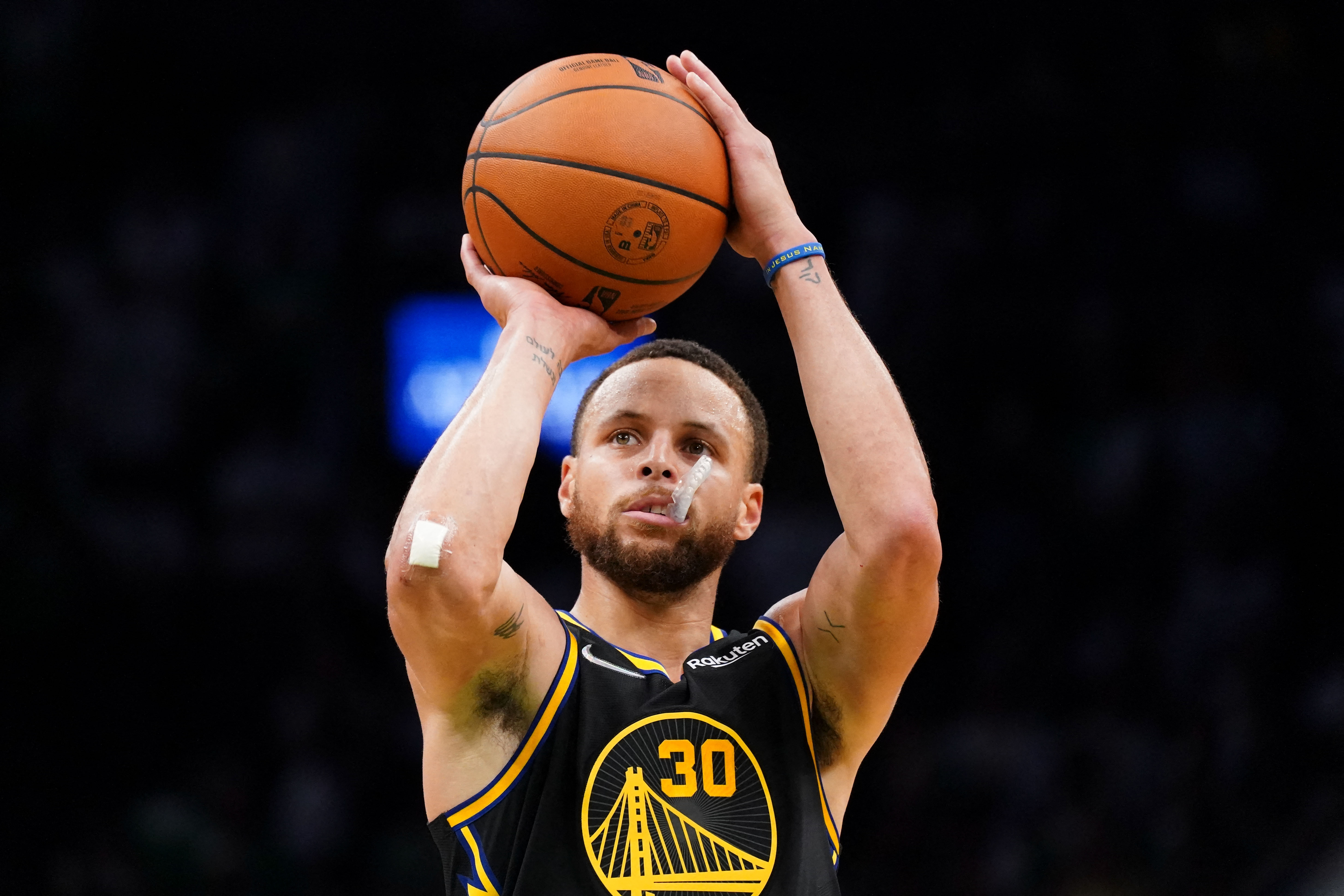 Curry scores 43 to beat Boston, Warriors tie NBA Finals 2-2