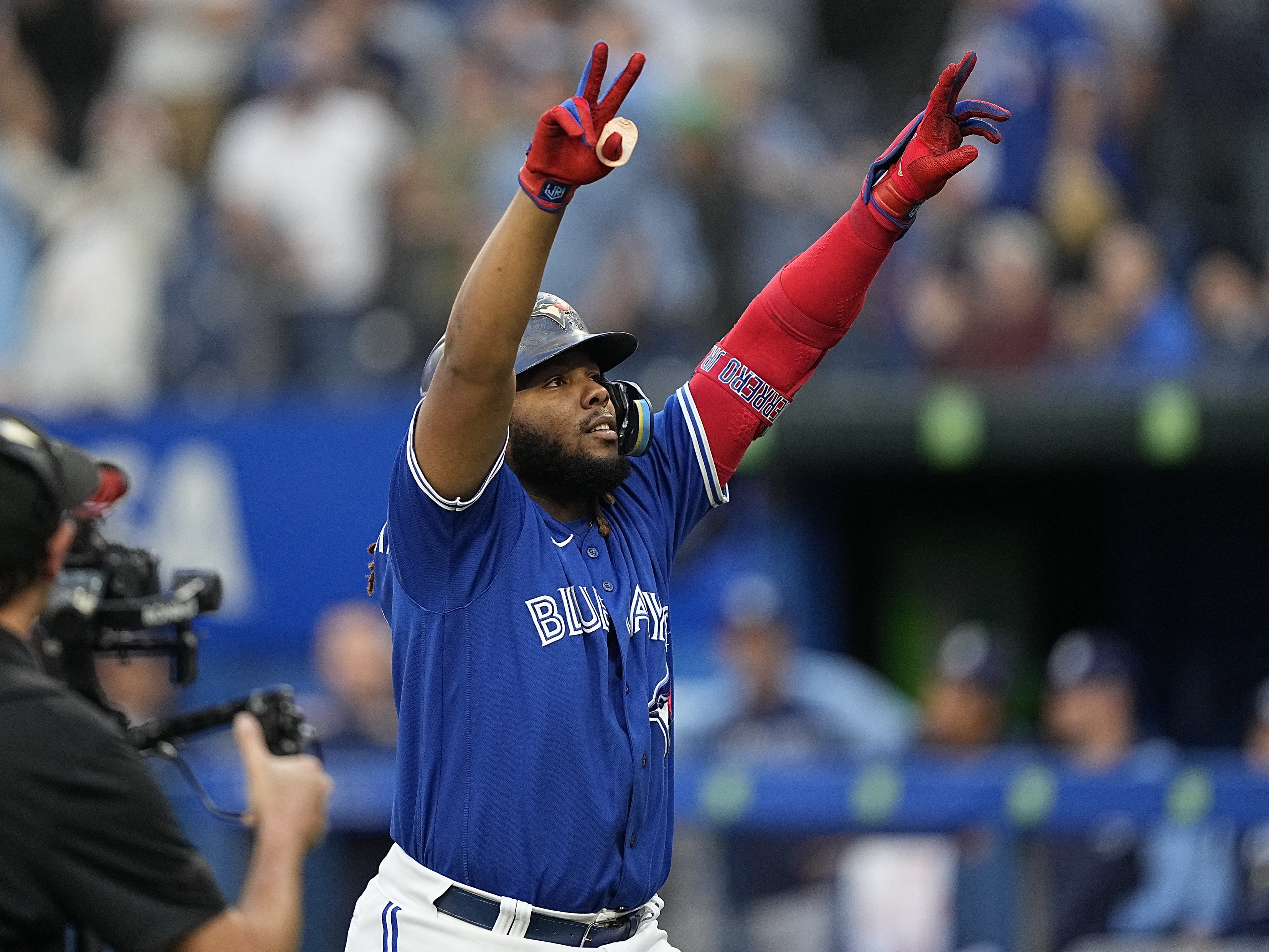 Vladimir Guerrero Jr. hits 100th HR, will give milestone ball to dad