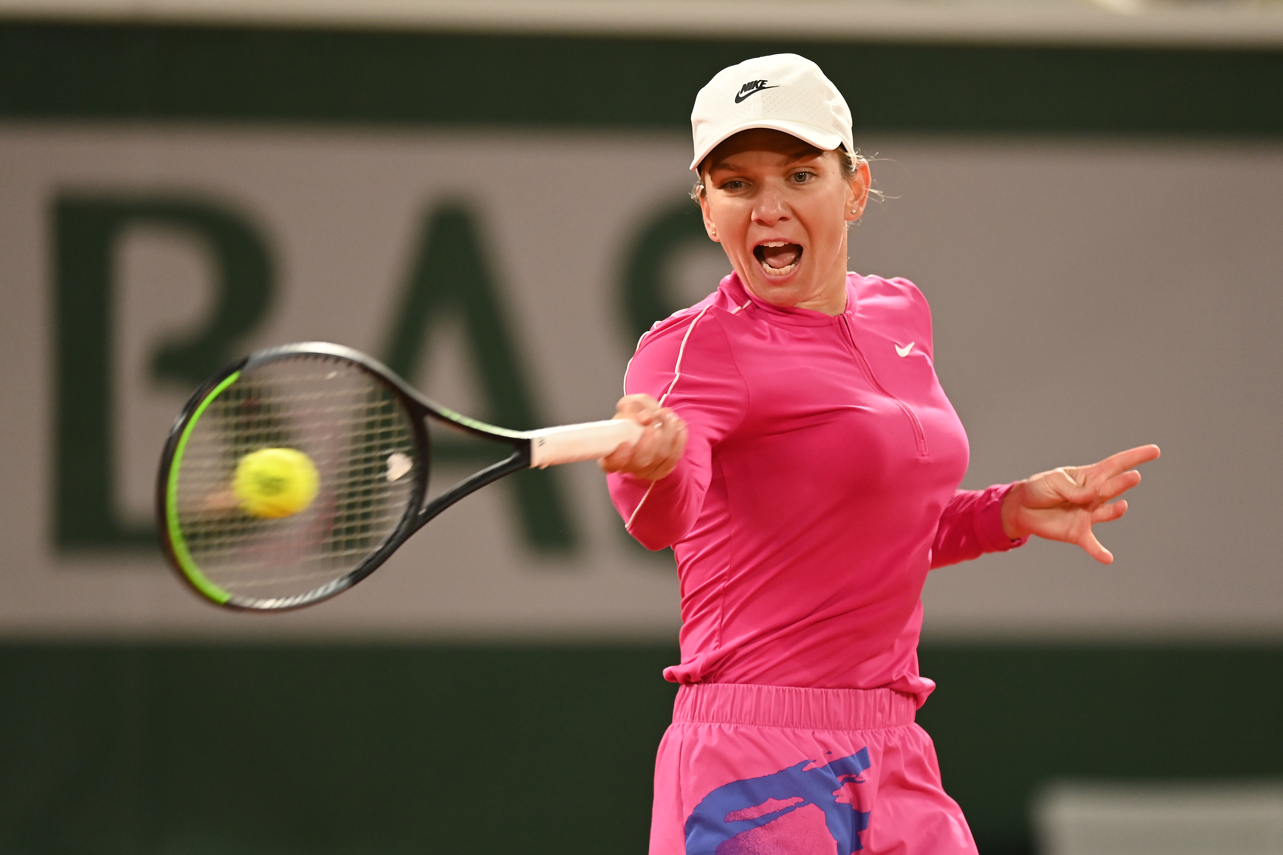 Simona Halep advances to French Opens second round, Venus Williams eliminated