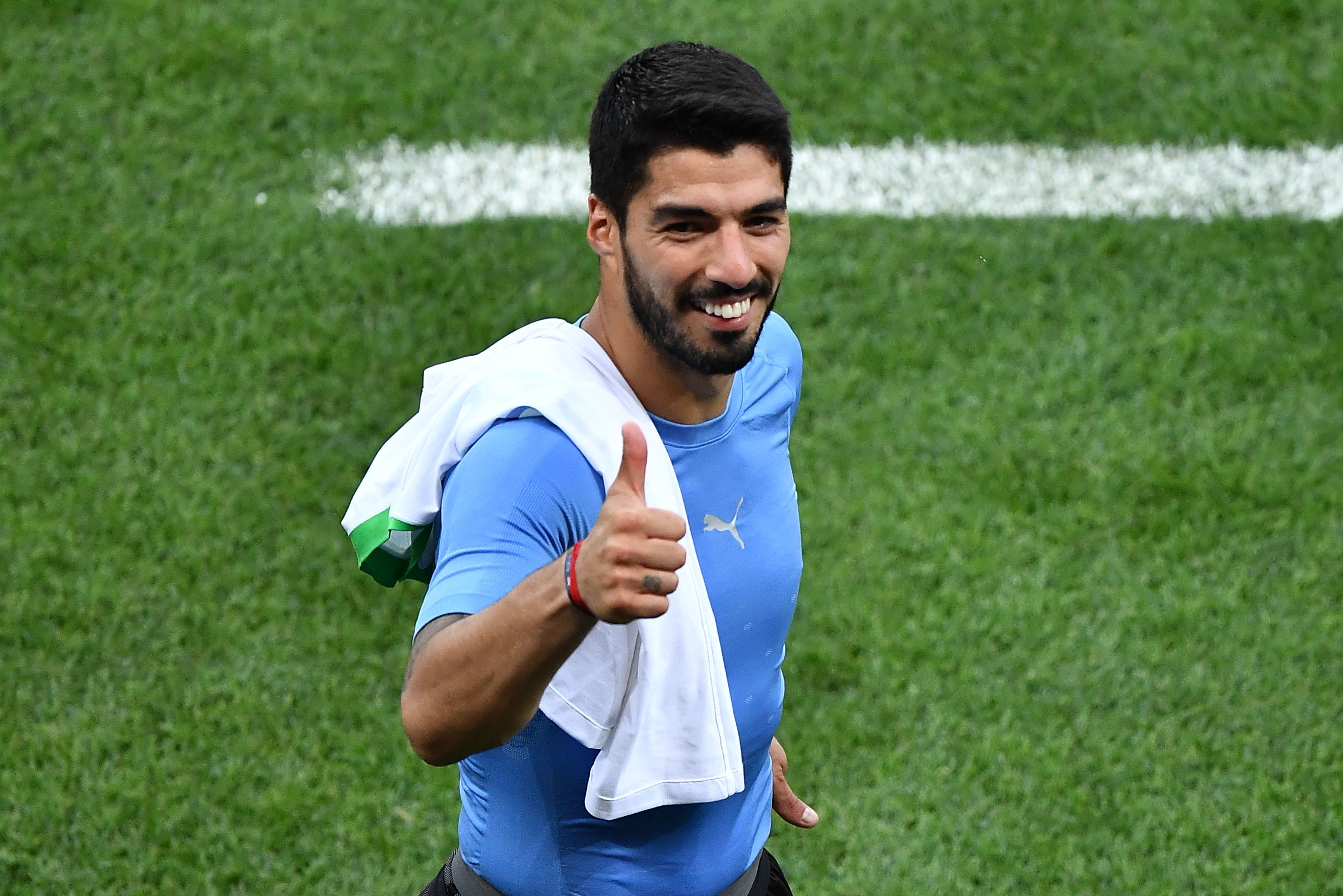 Suarez sends Uruguay into last 16 with hosts Russia