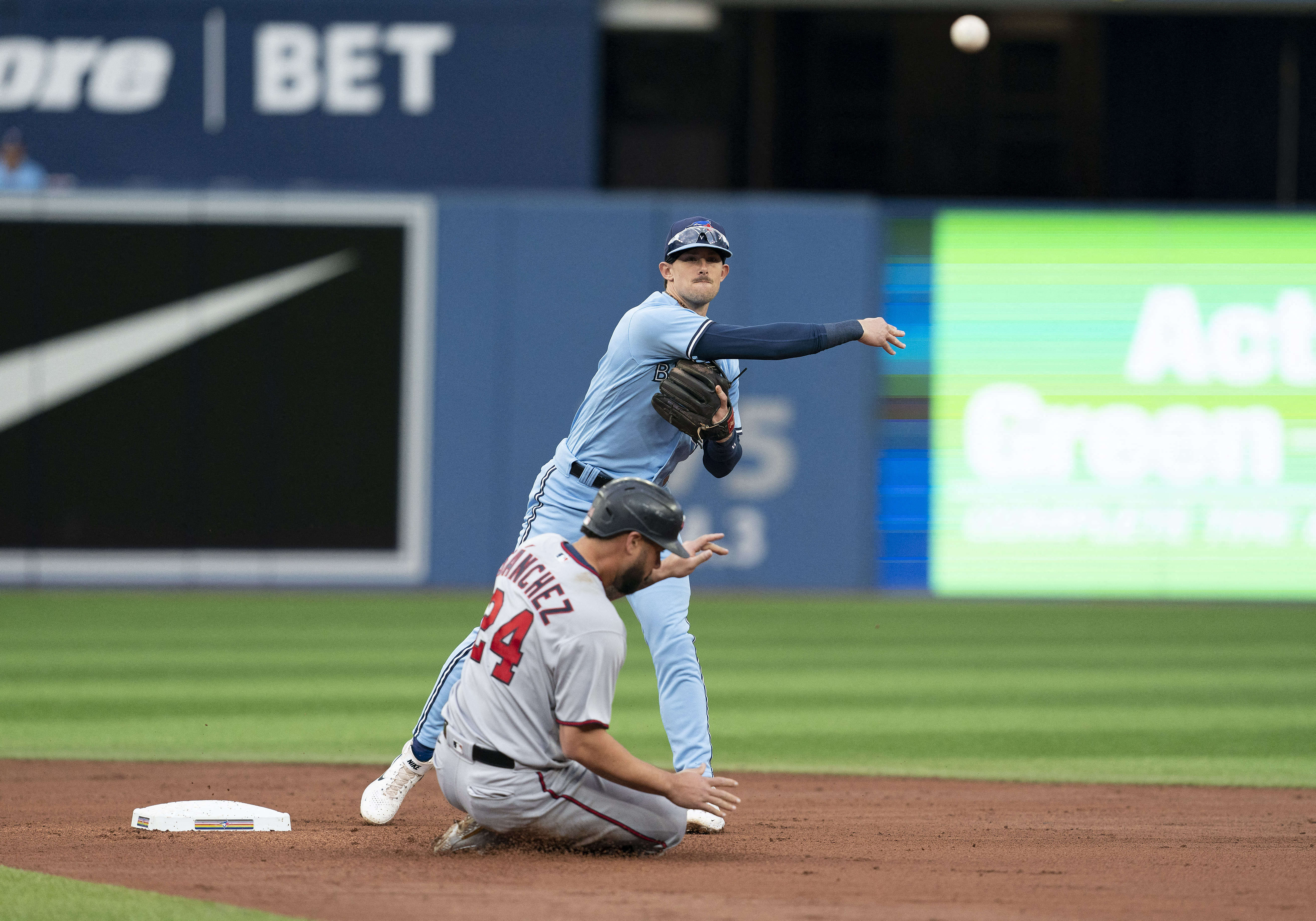 Yankees snap losing streak with 4-3 win over Blue Jays