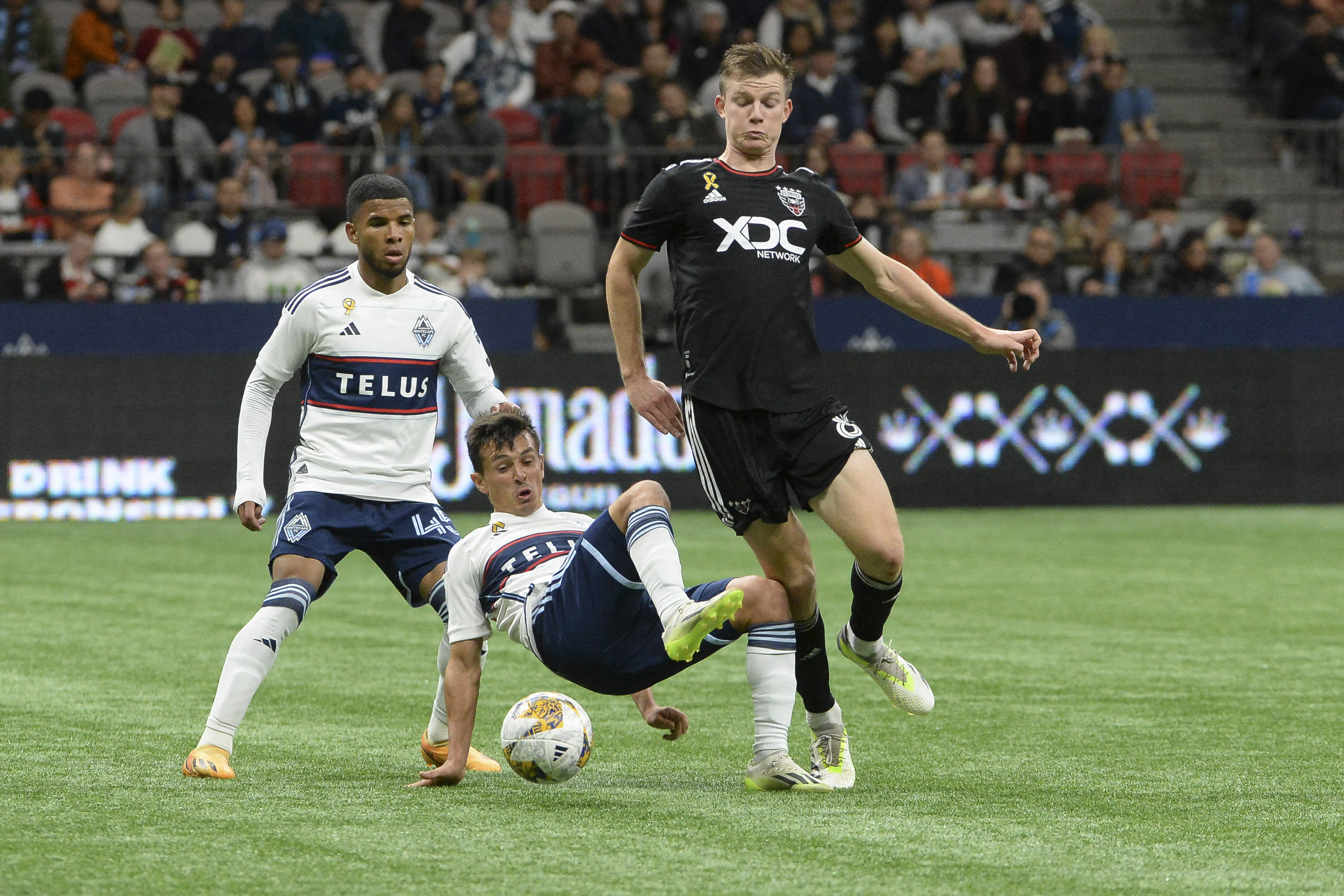 Whitecaps hand out contract extension to Paraguay midfielder