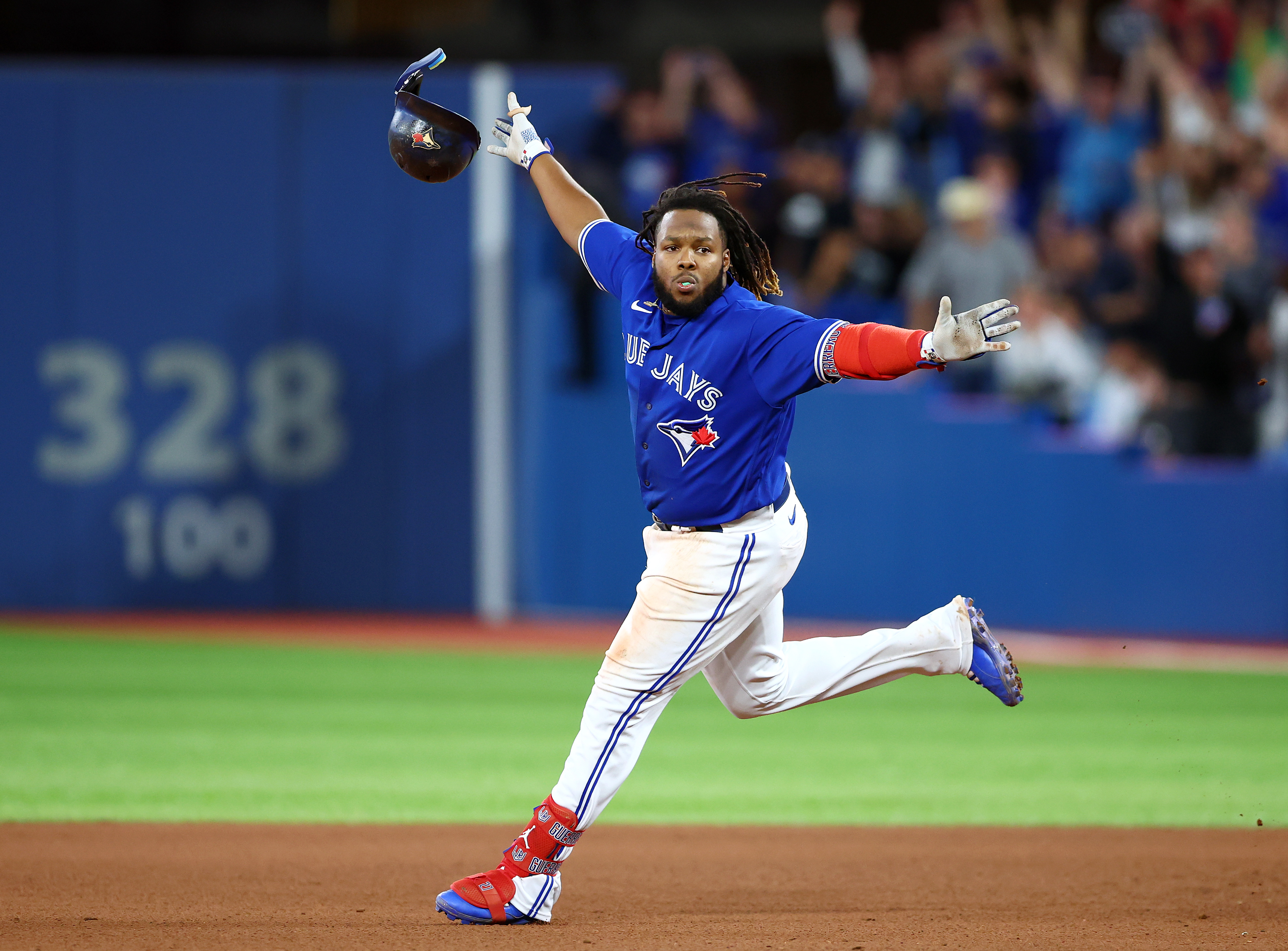 Guerrero Jr. steals show as Blue Jays beat Yankees in extra