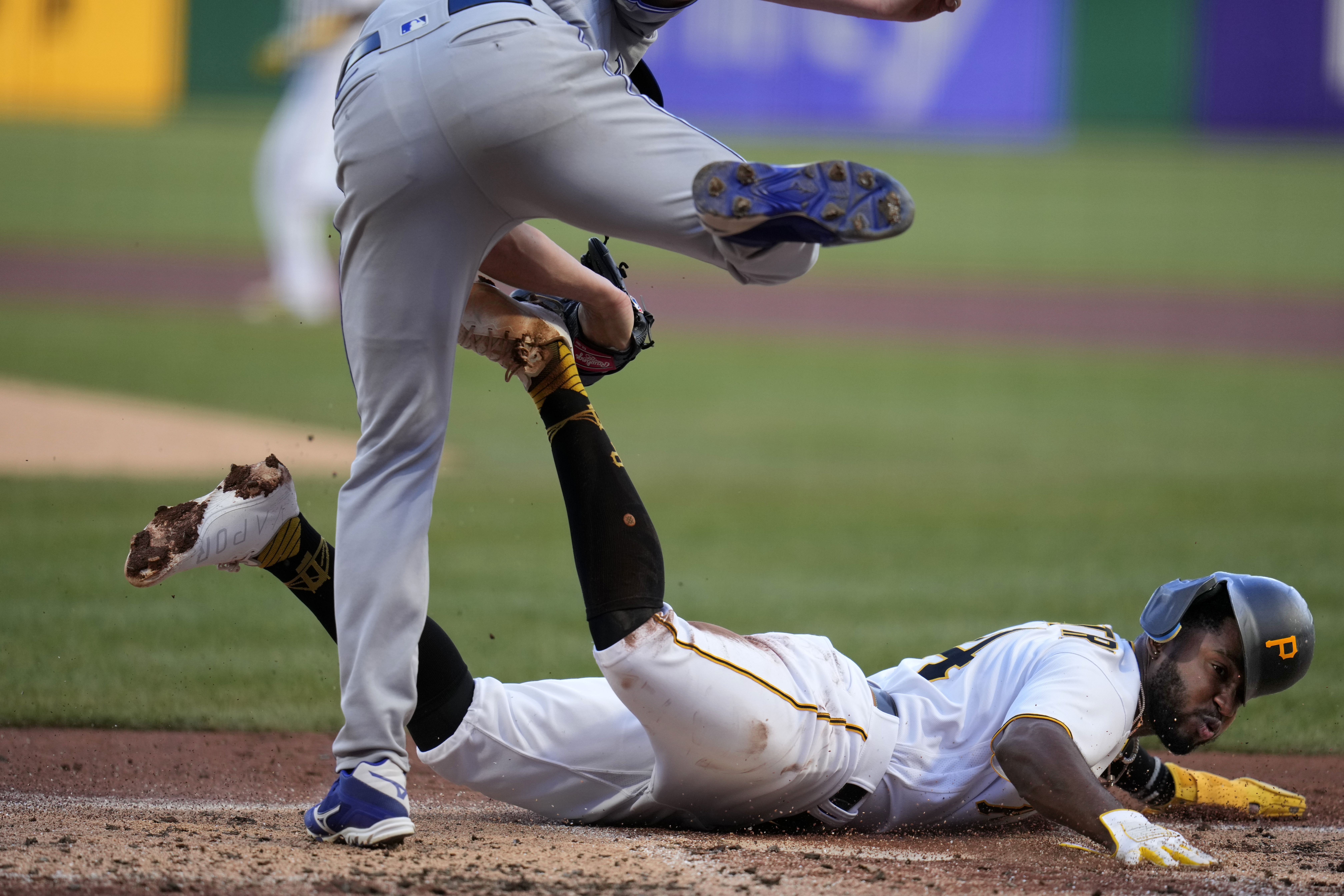 Whit Merrifield drives in four runs, Blue Jays sweep Pirates