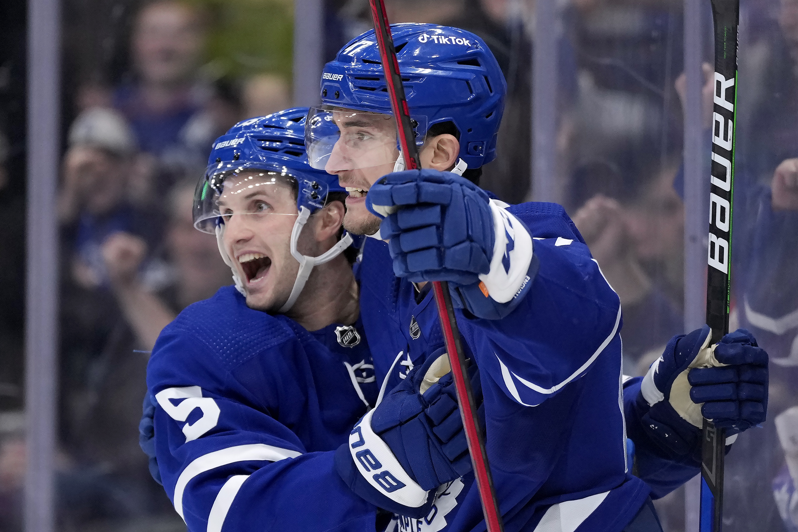 Maple Leafs beat Isles 4-2, break team wins and points marks