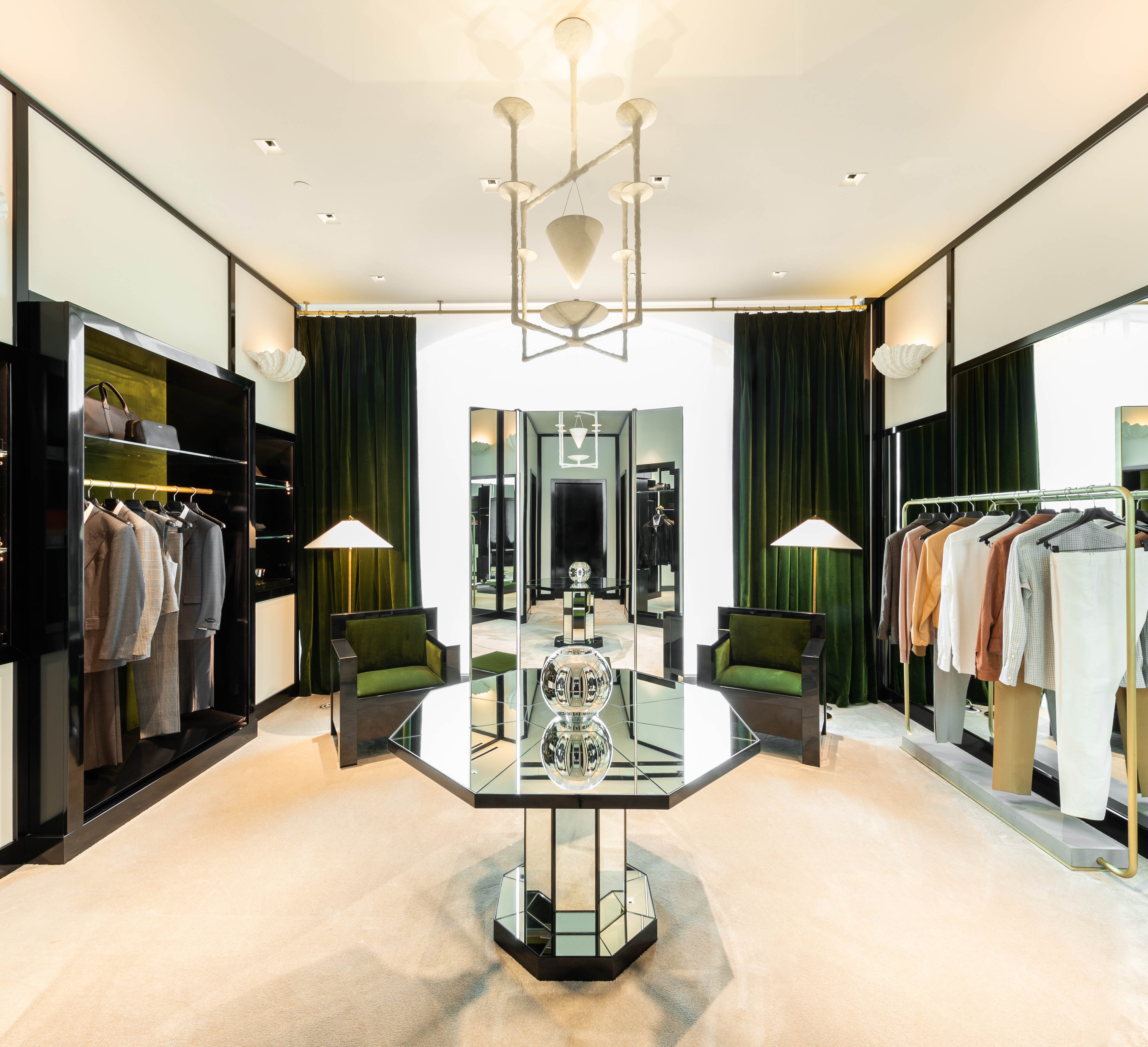 Interior of La Senza Store, a Canadian Fashion Retailer Editorial Image -  Image of intimate, retailer: 176043135