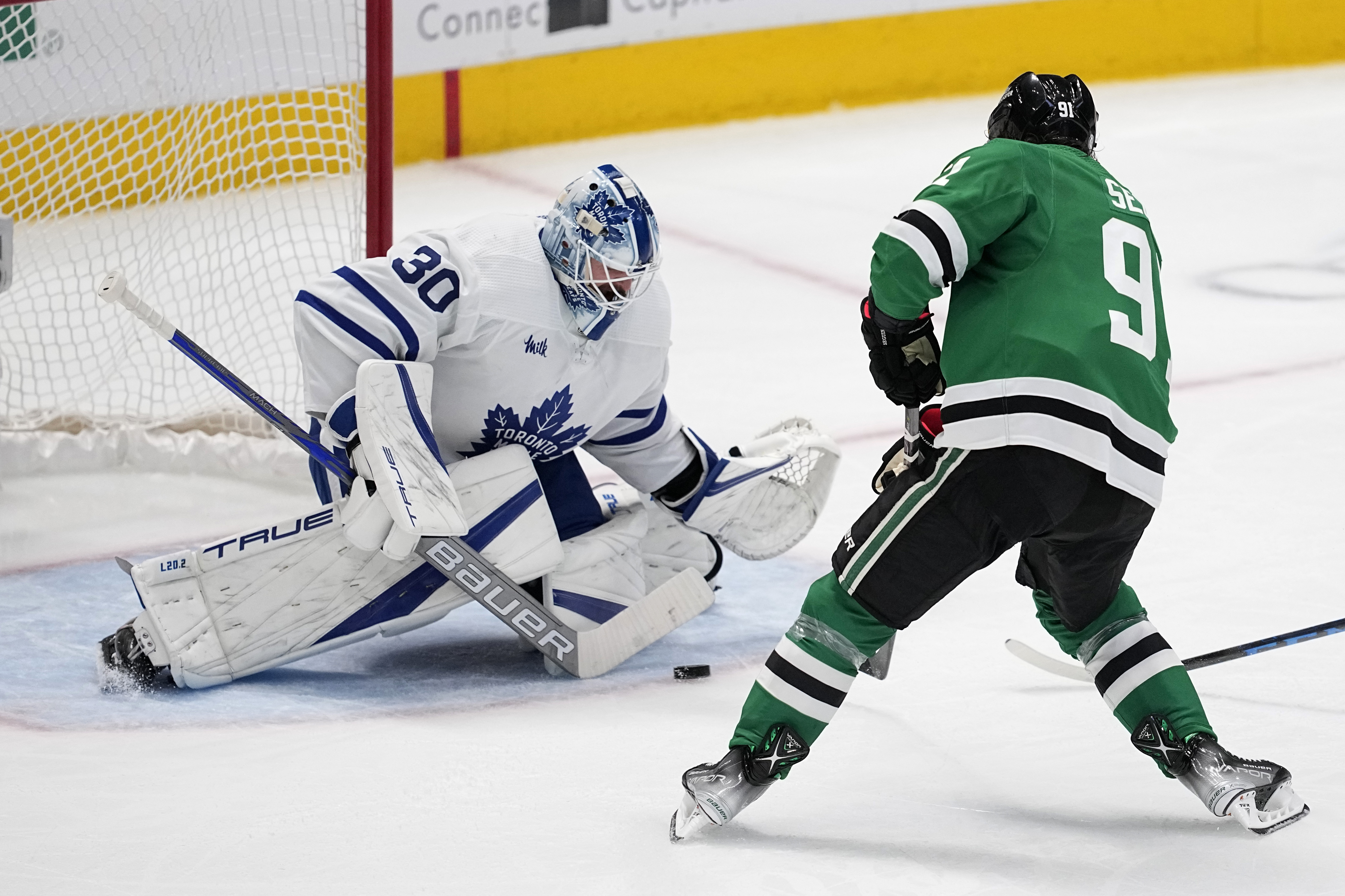 Maple Leafs goaltender Ilya Samsonov suffers knee injury against Bruins