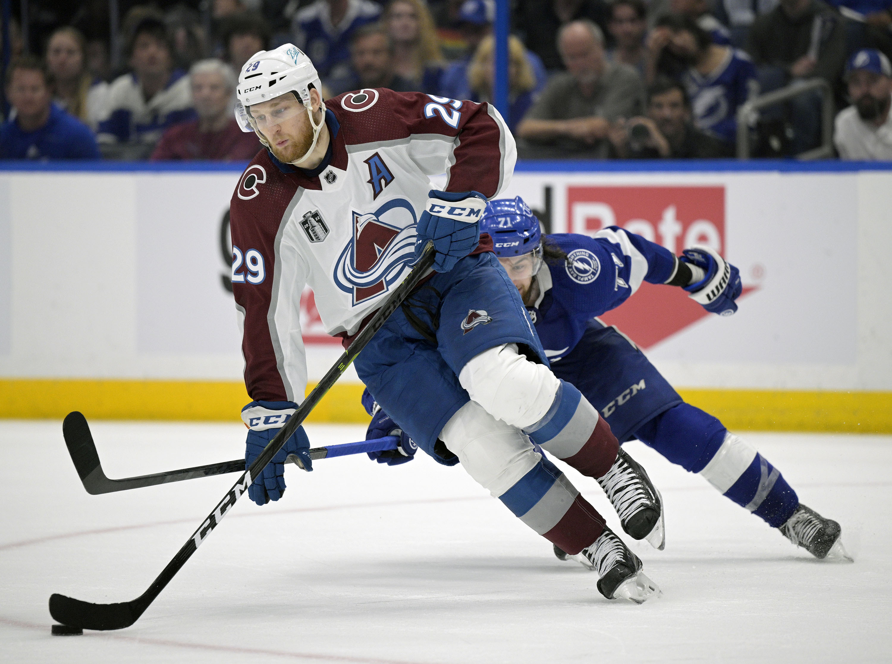 MacKinnon's heroics lead Avalanche to Central Division title