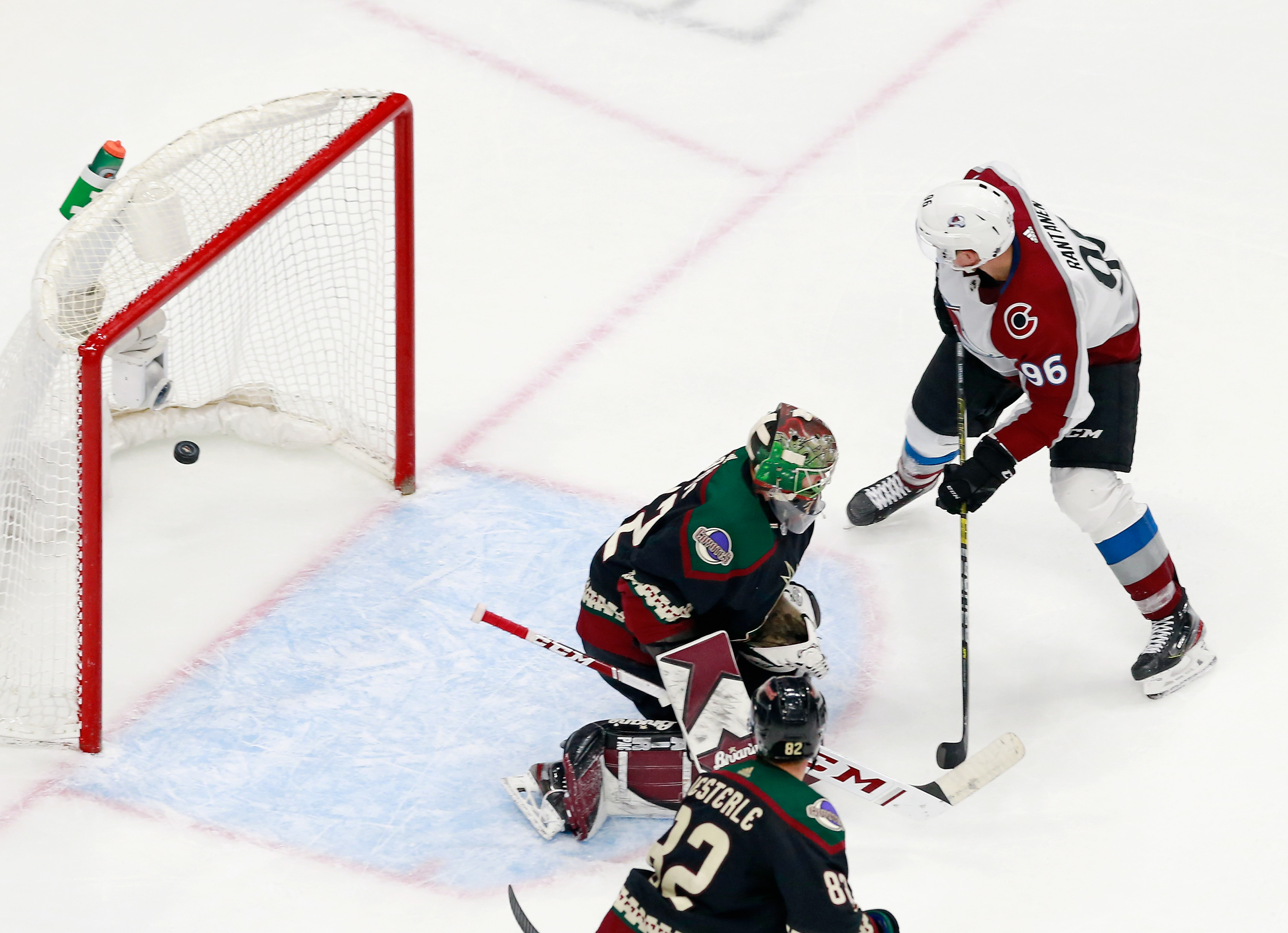 Joonas Donskoi of the Colorado Avalanche skates with the puck ahead News  Photo - Getty Images
