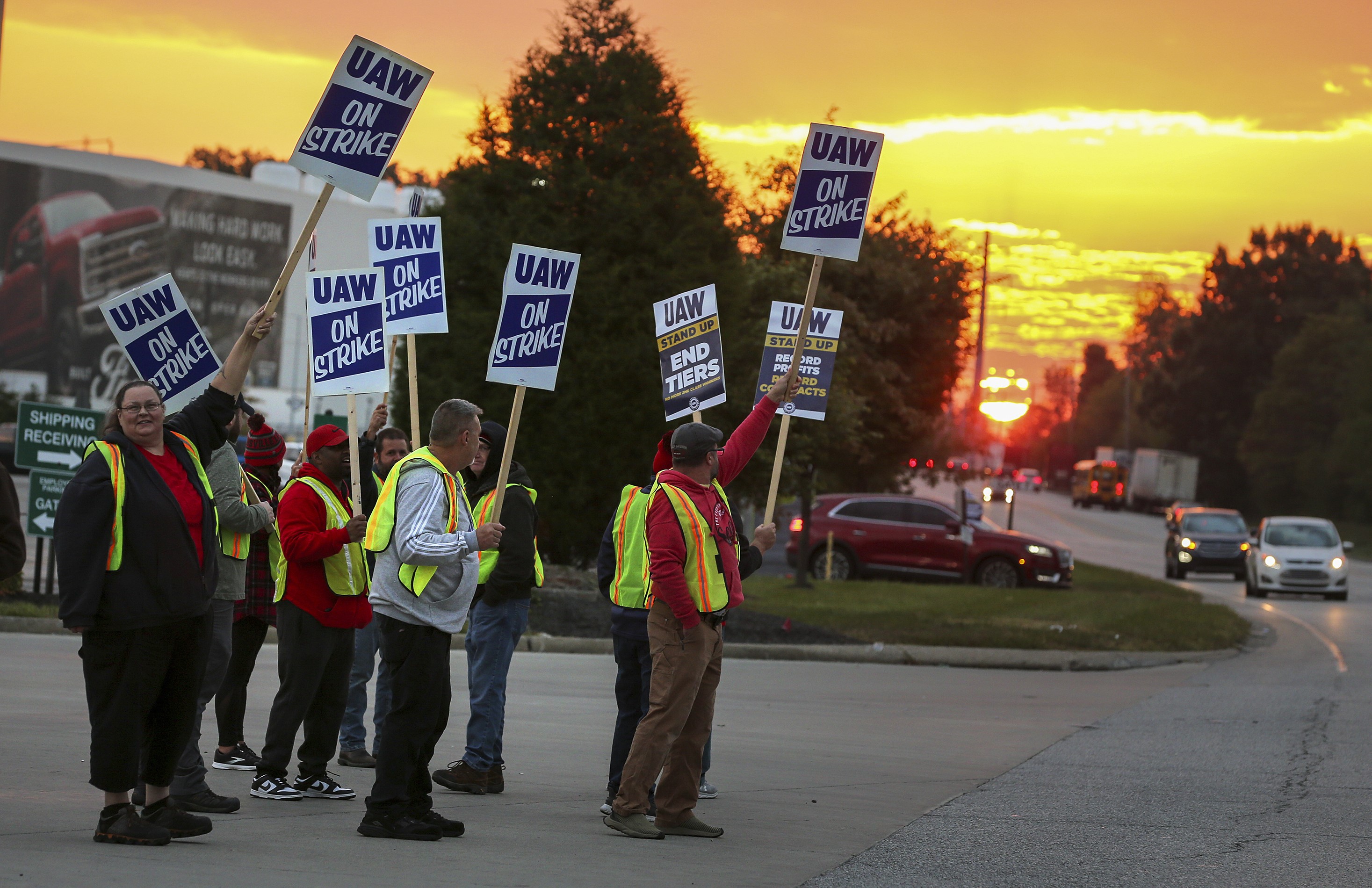 GM workers become first of Detroit Three automakers to approve labour deal  with UAW - The Globe and Mail