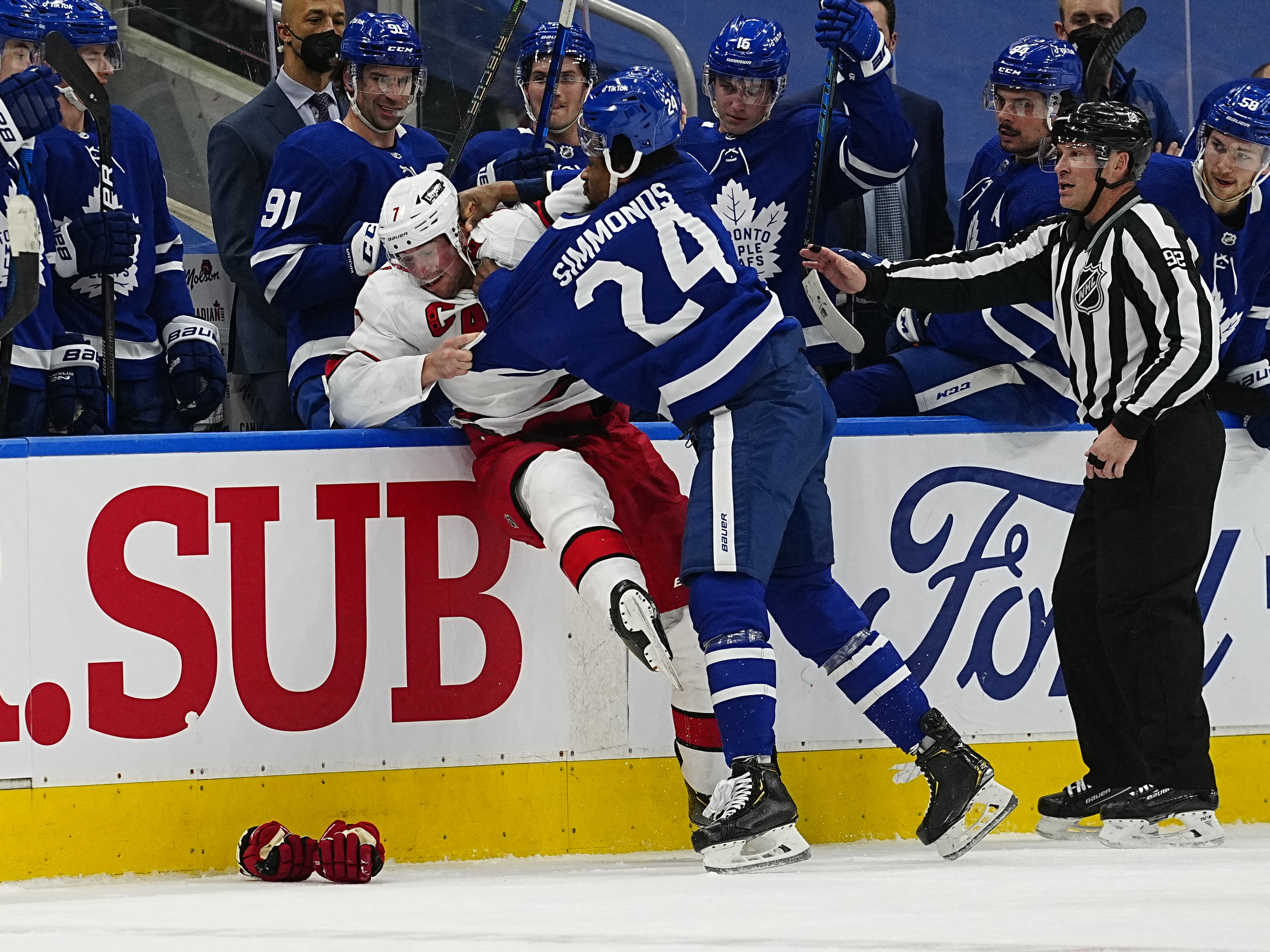 Flyers test four-game win streak, host Maple Leafs