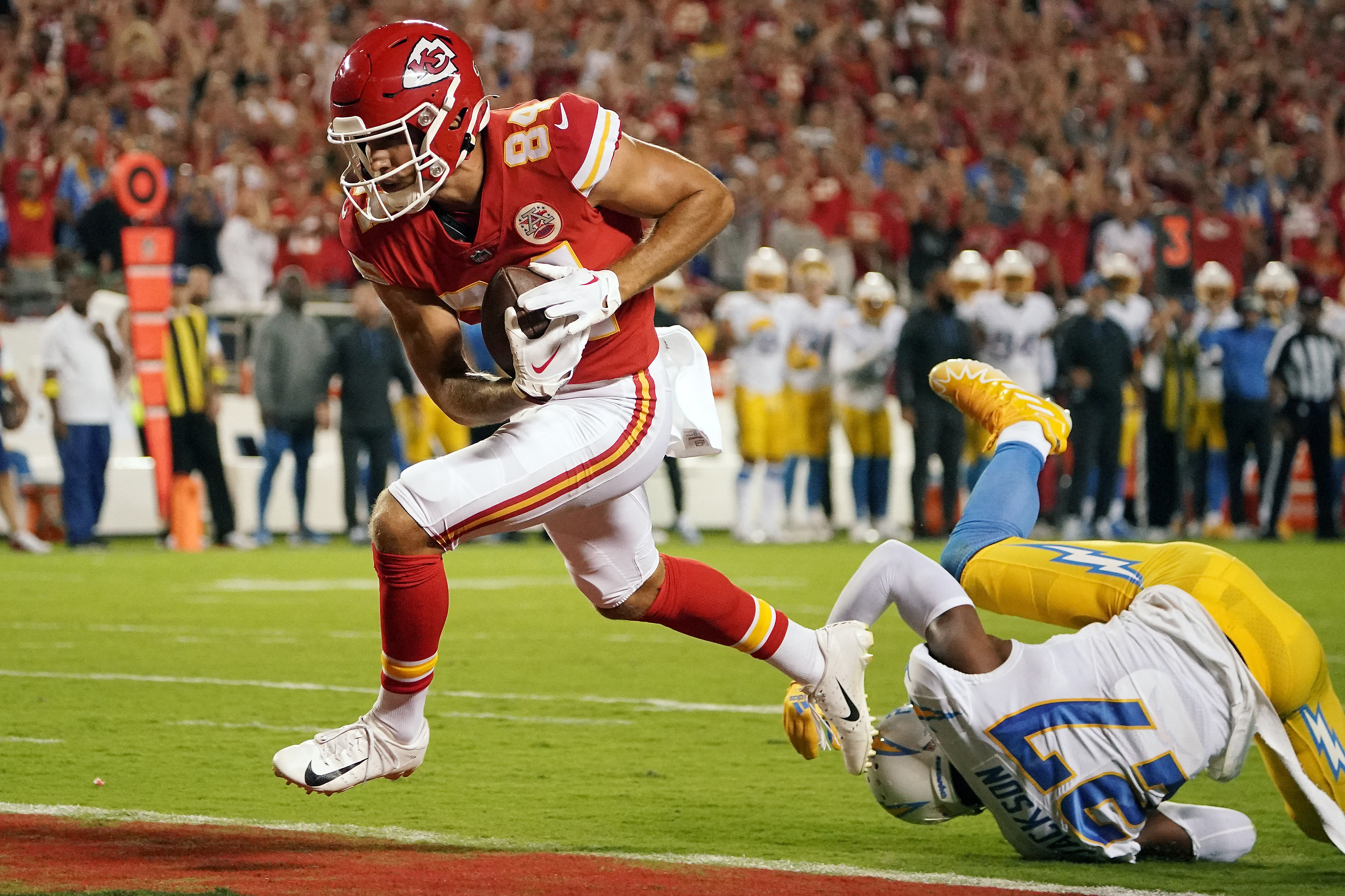 Kansas City Chiefs escape Los Angeles Chargers 27-24 in home opener