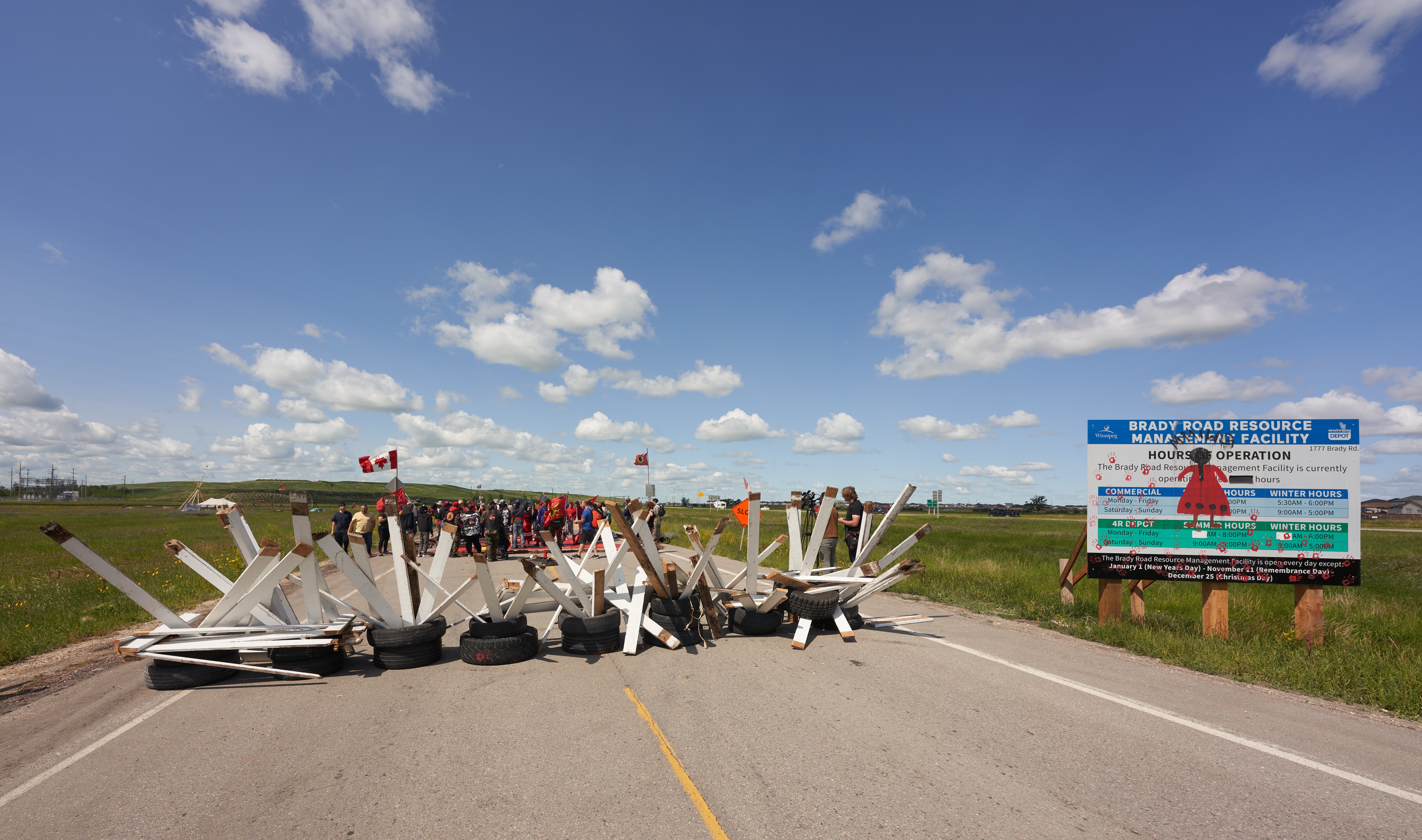 Blockade continues at Winnipeg landfill after deadline passes