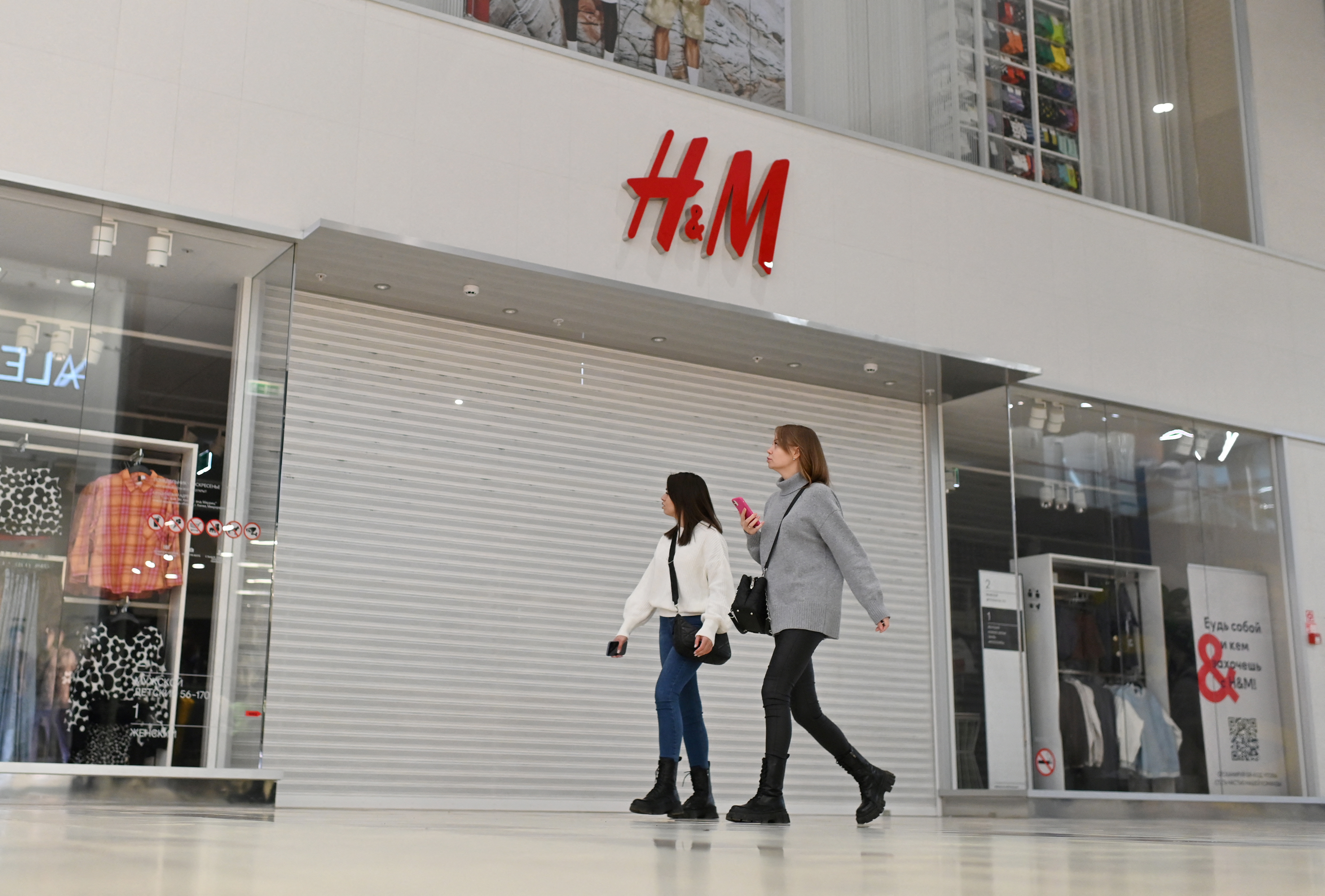 H m shopping. H M магазин. Магазин н м. Закрытие h&m. H&M фото.
