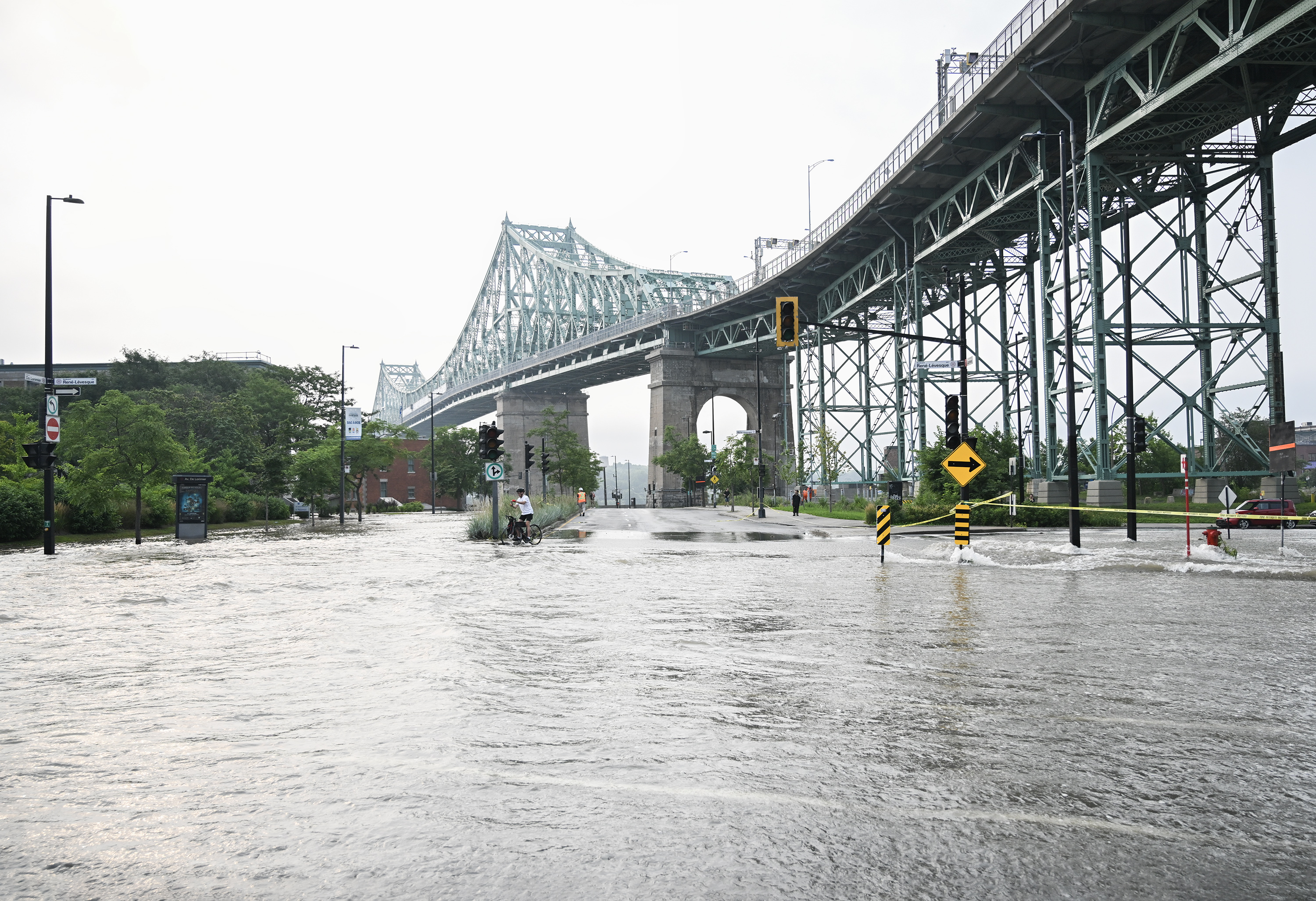 Major Flooding Near Jacques-Cartier Bridge After Break