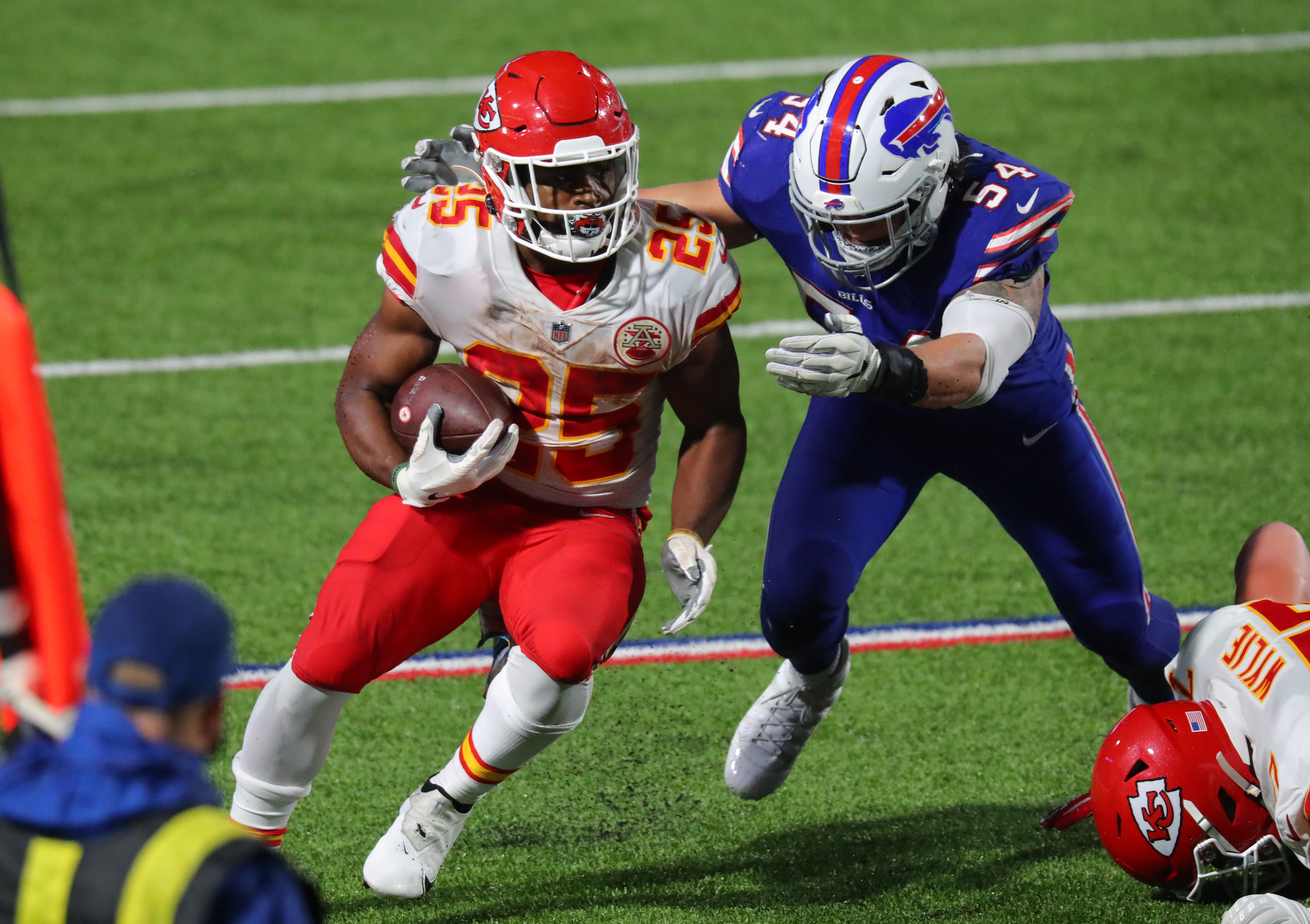 Chiefs, Edwards-Helaire run away with 26-17 win over Bills
