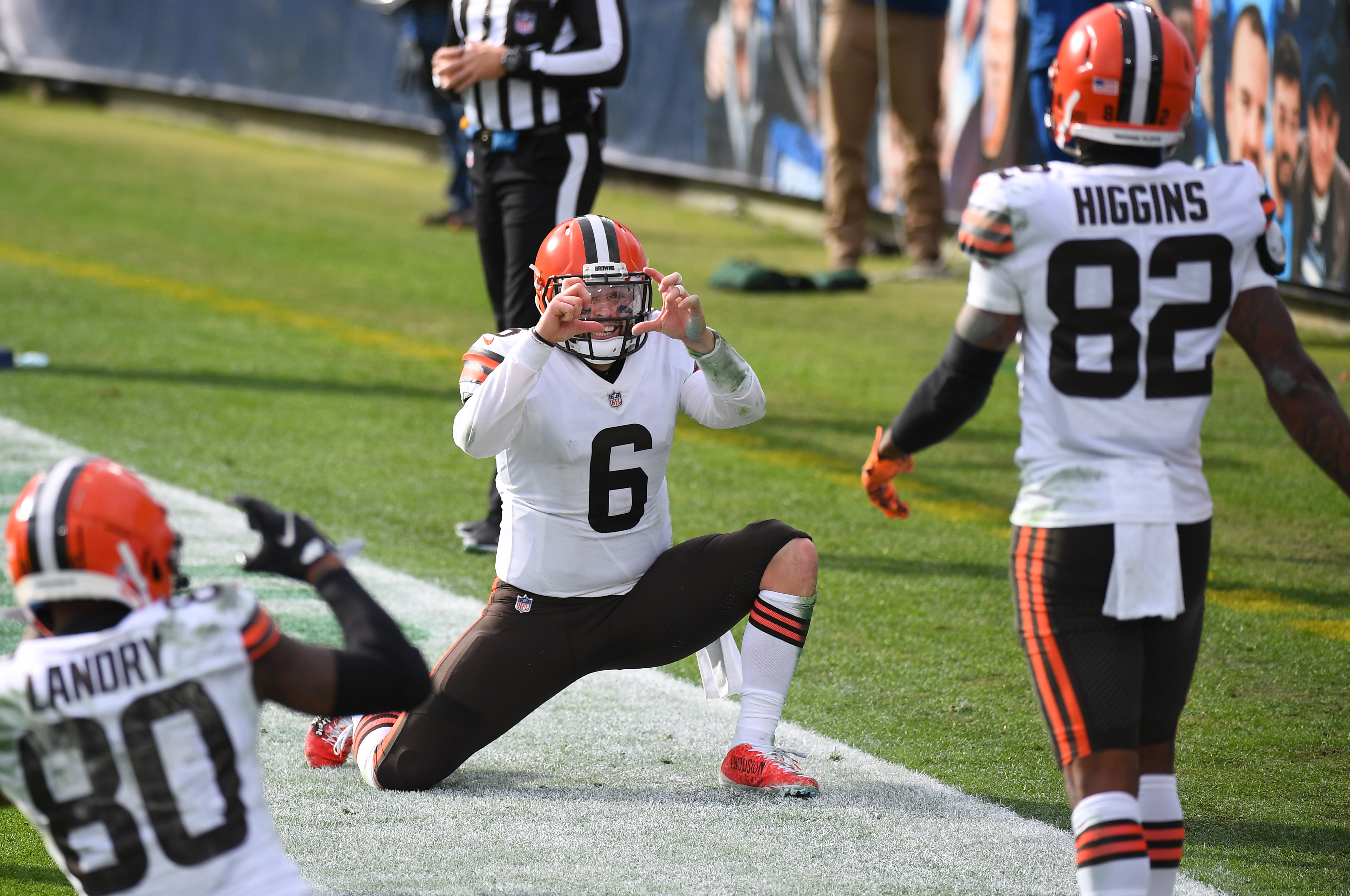 Mayfield throws 4 TDs in 1st half, Browns beat Titans 41-35