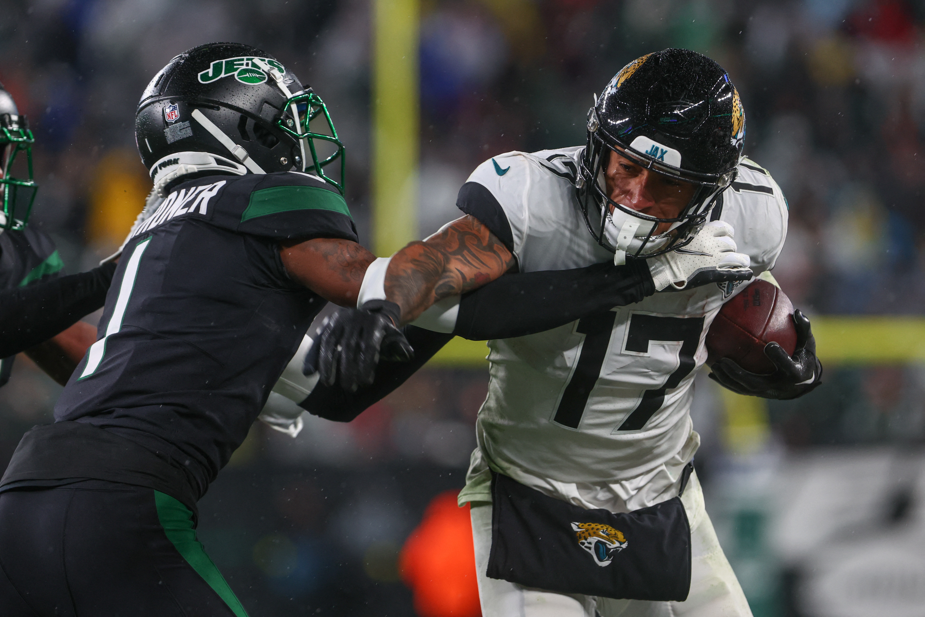 Lawrence, Jaguars continue playoff push, outclass Jets 19-3