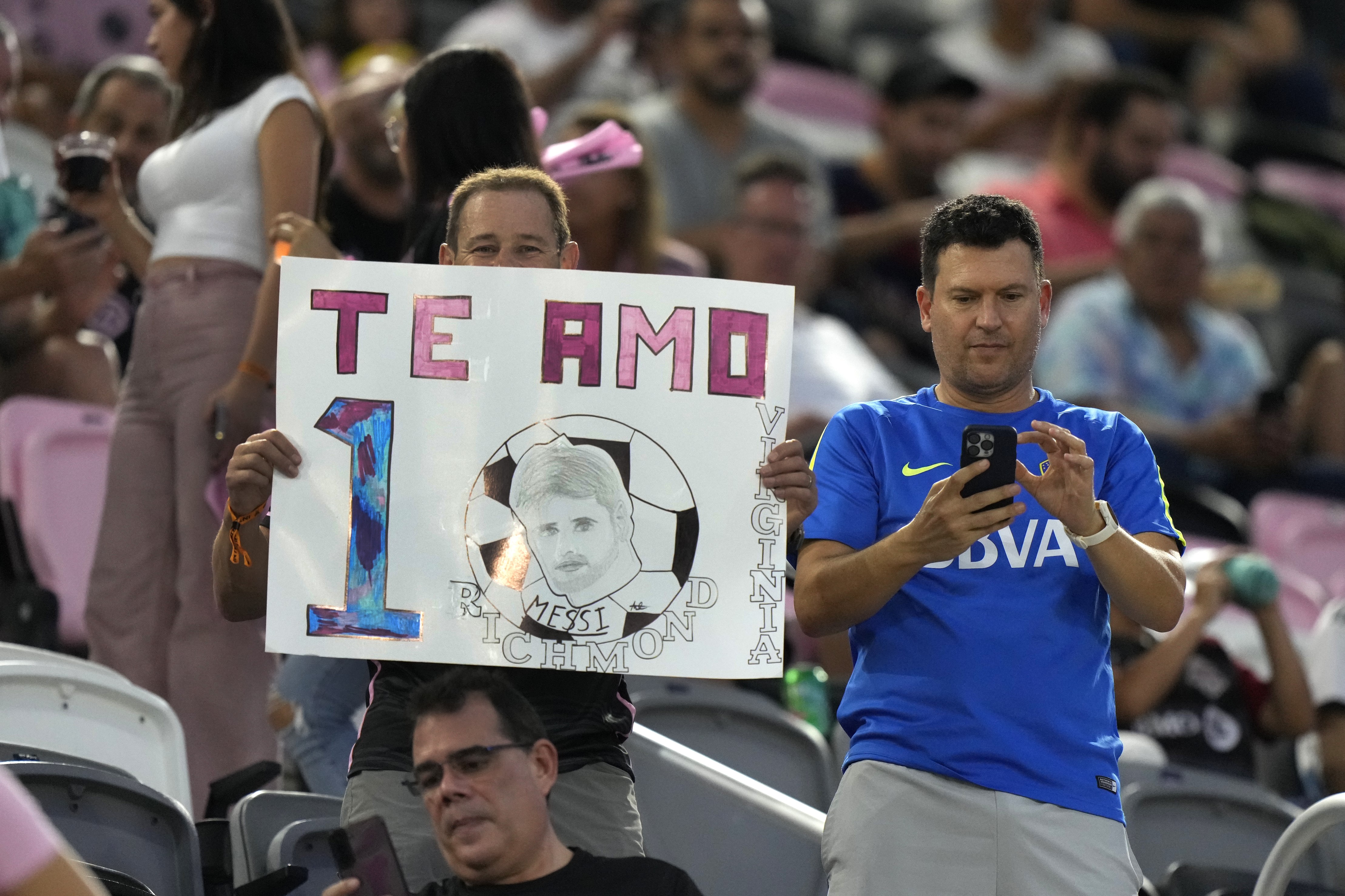 Messi has 2 assists in front of star-studded crowd in Los Angeles