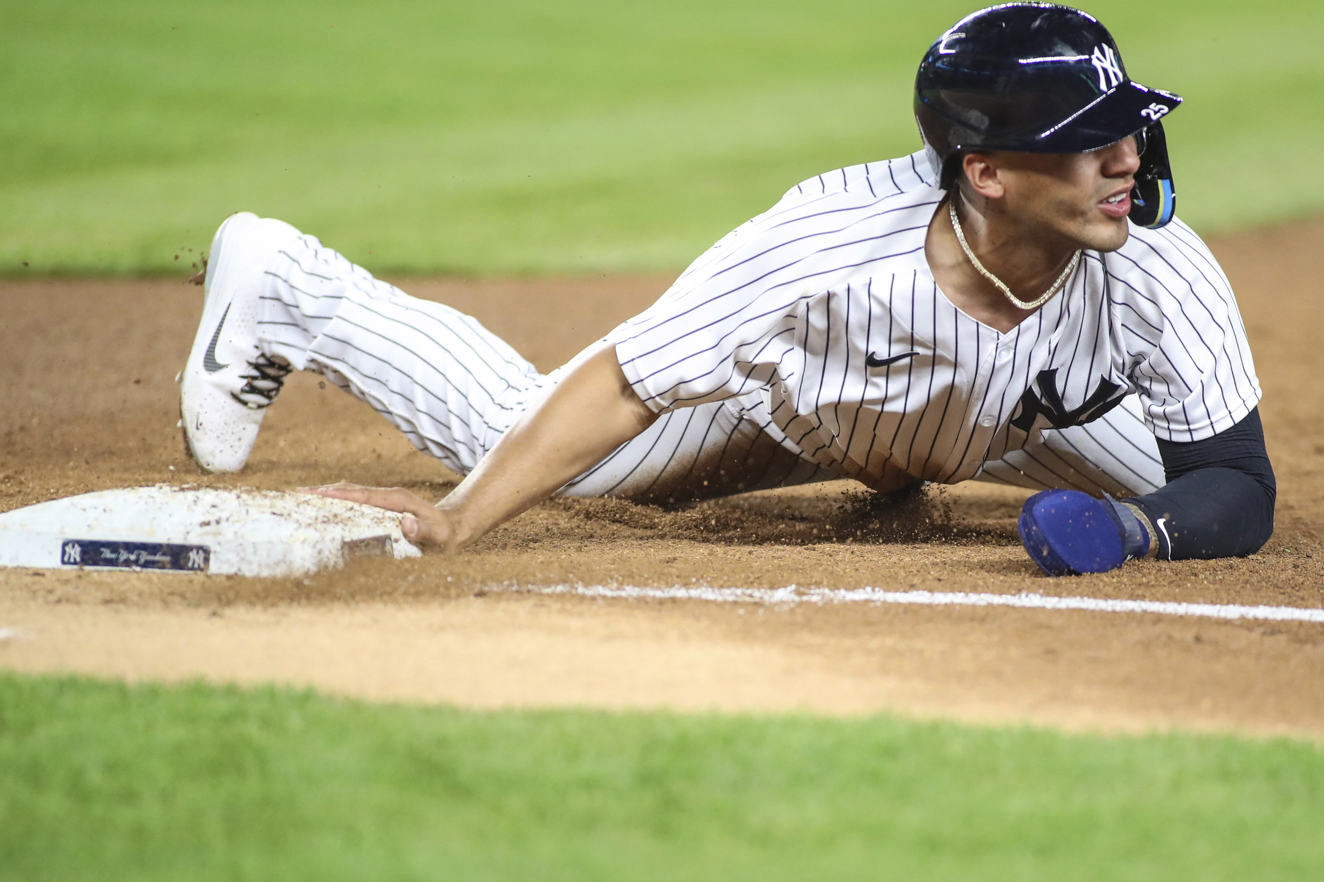 Aaron Hicks' bat, glove lead Yankees past hot-hitting Blue Jays