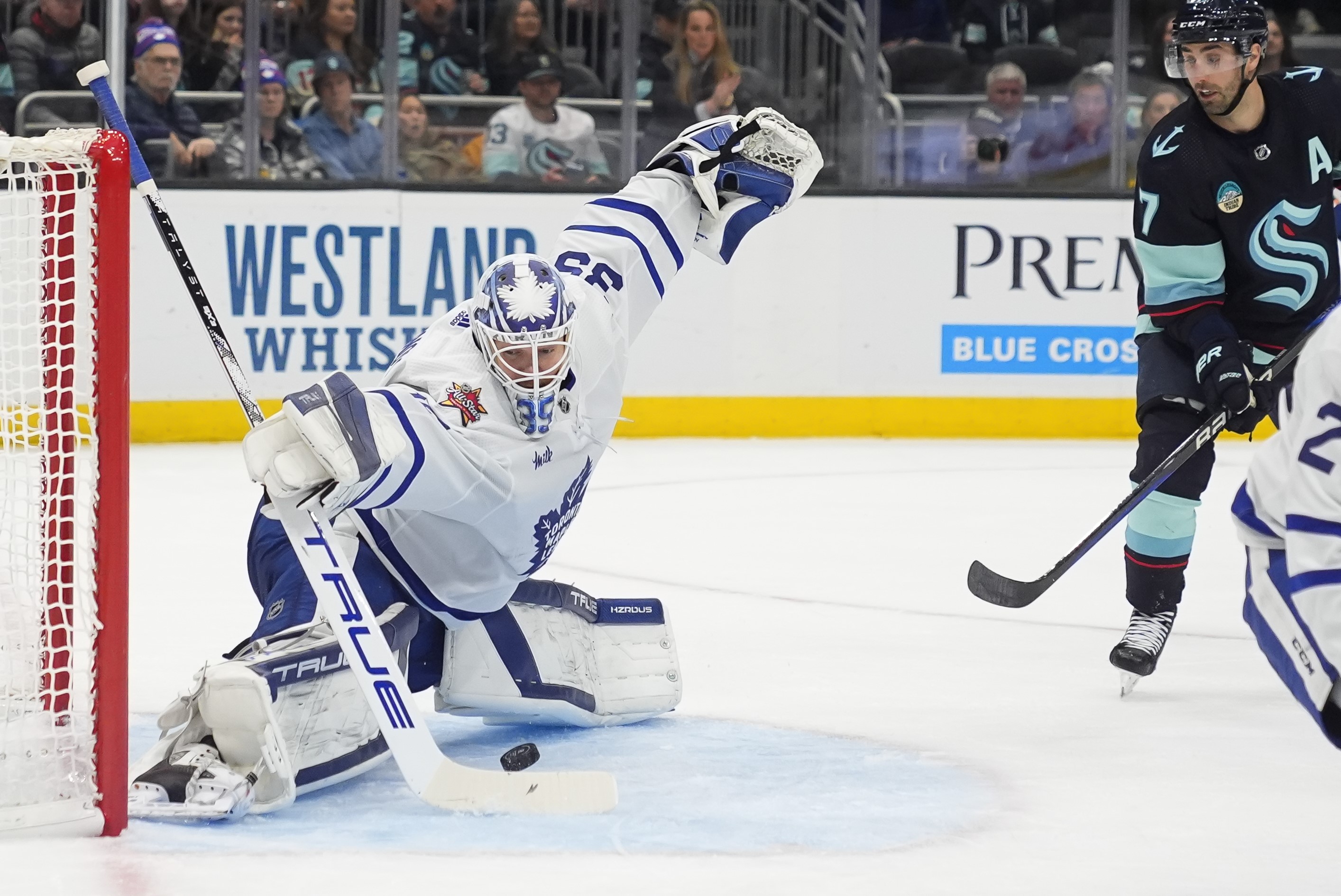 Maple Leafs win a more subdued match against Buffalo Sabres by 2-1