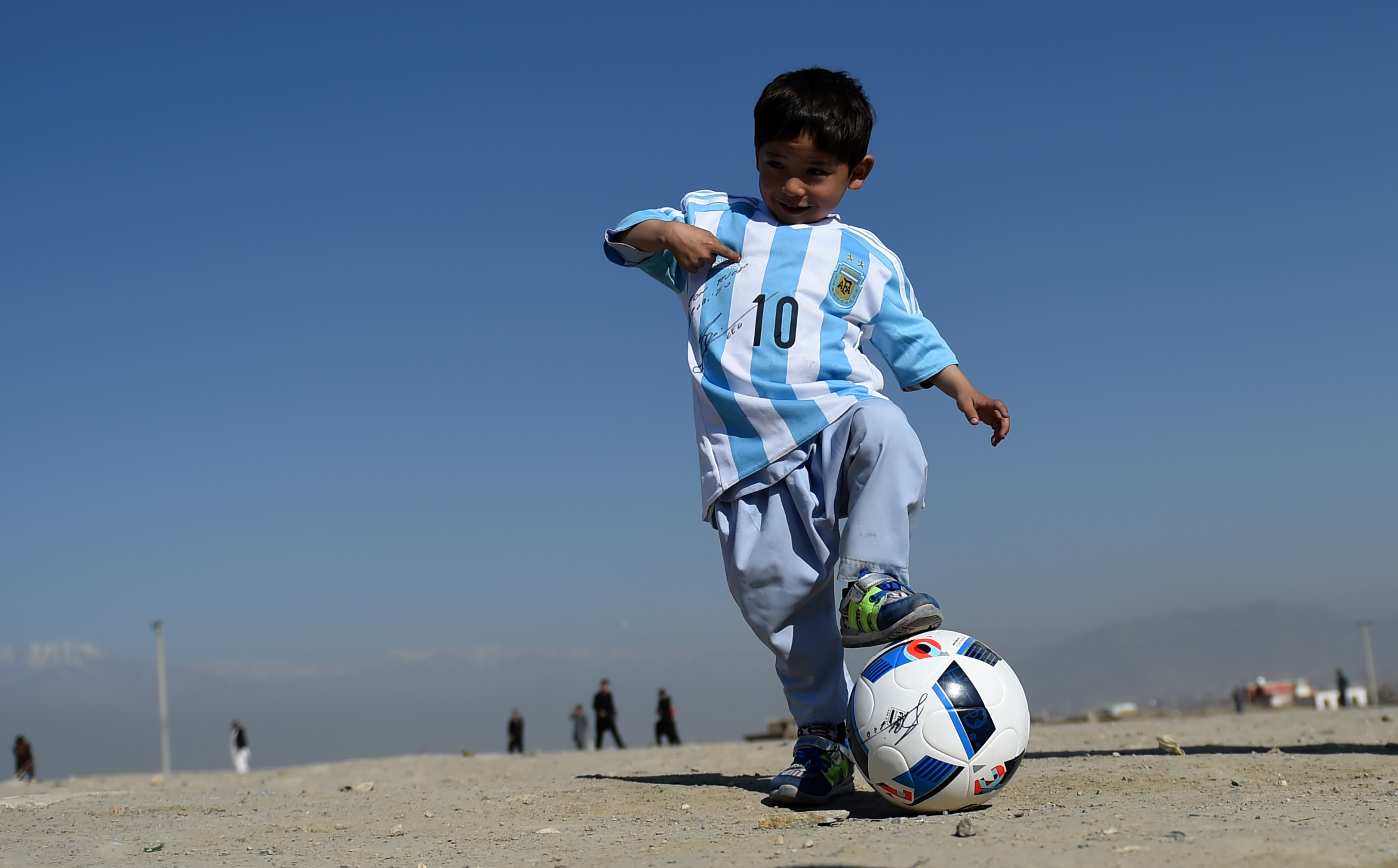 Afghan boy bags real Messi shirt - finally - BBC News