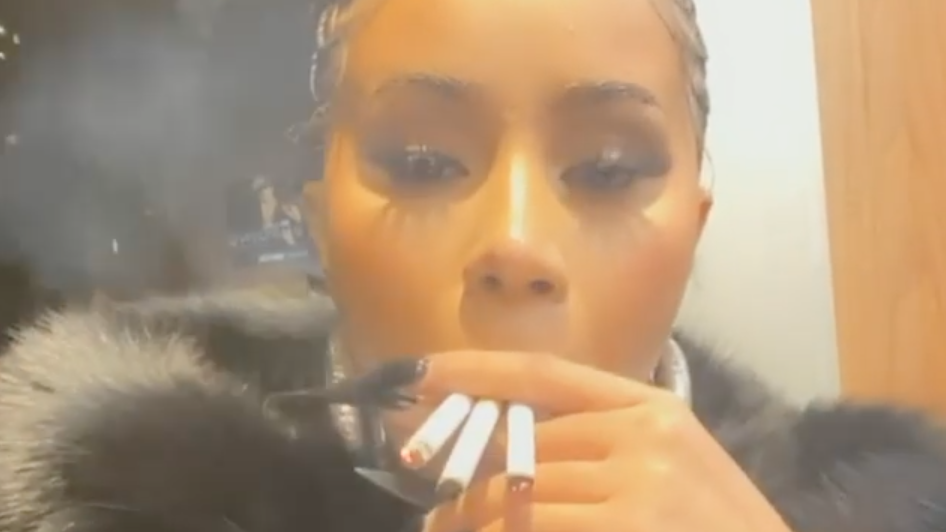 elfbar elfa kaufen Cardi B Praised For Posting Throwback Teen Selfies With Piercings &  Smoking main image 0