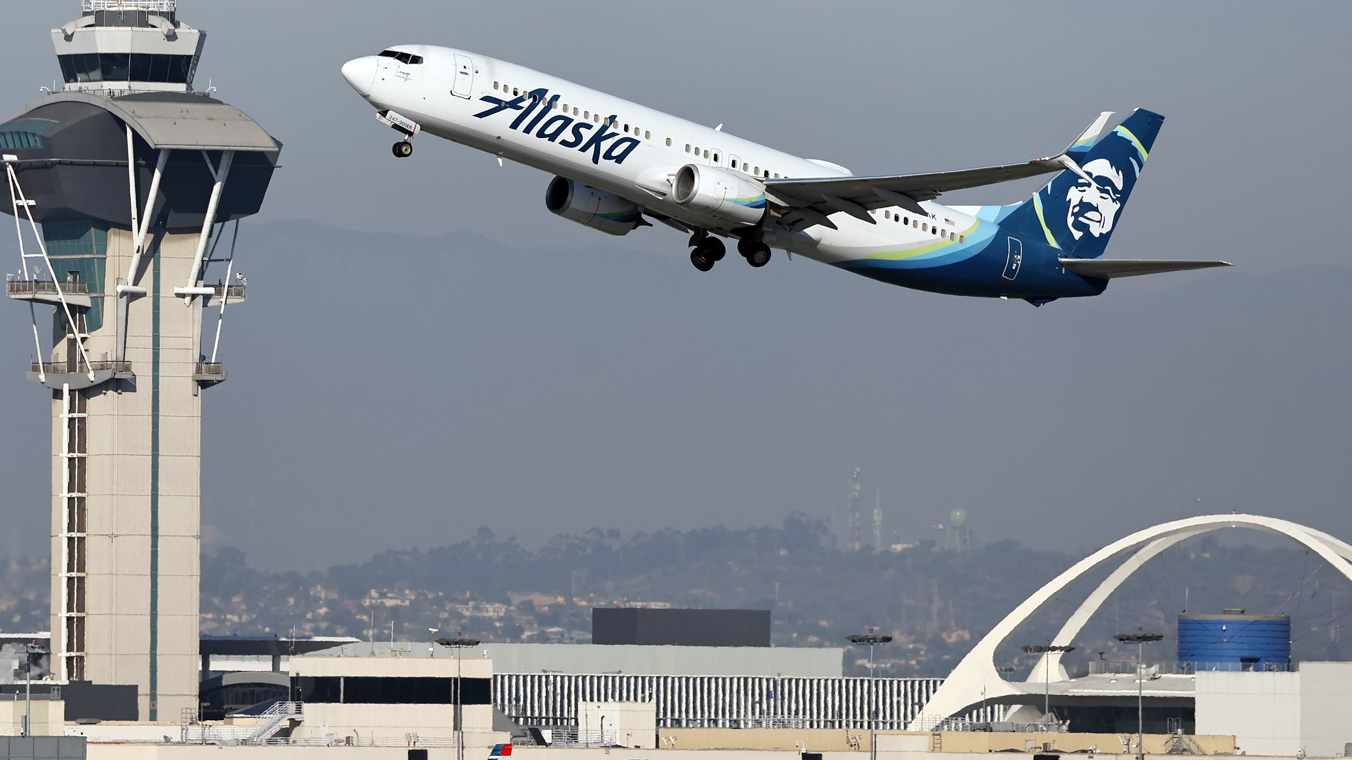 Alaska Airlines Grounds Entire Fleet After Sudden IT Outage
